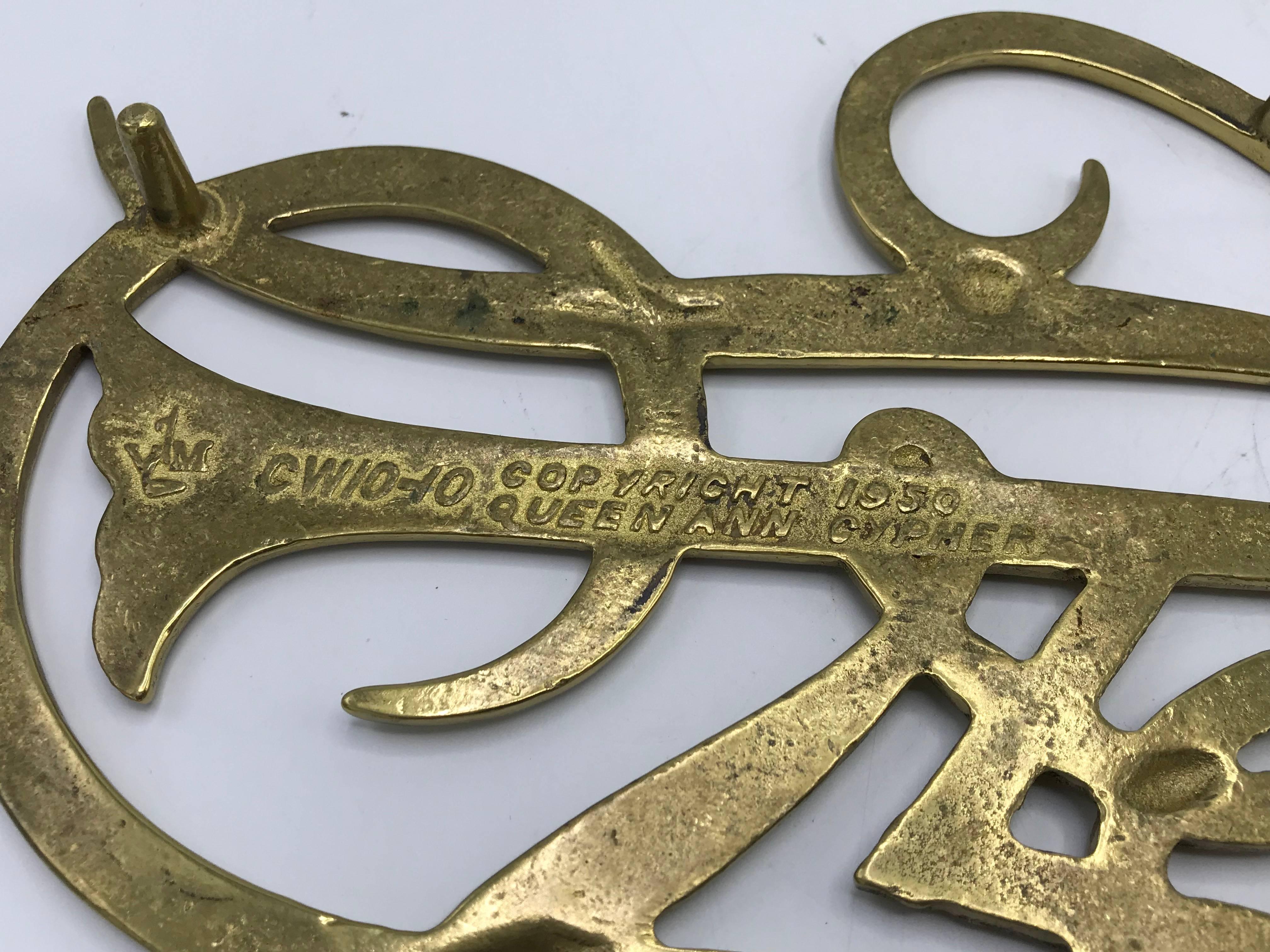 American Colonial 1950s Virginia Metalcrafters Brass Queen Ann Cypher Williamsburg Trivet For Sale