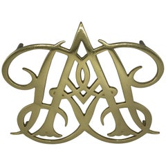 Trivet Queen Ann Cypher Williamsburg en laiton Virginia Metalcrafters des années 1950