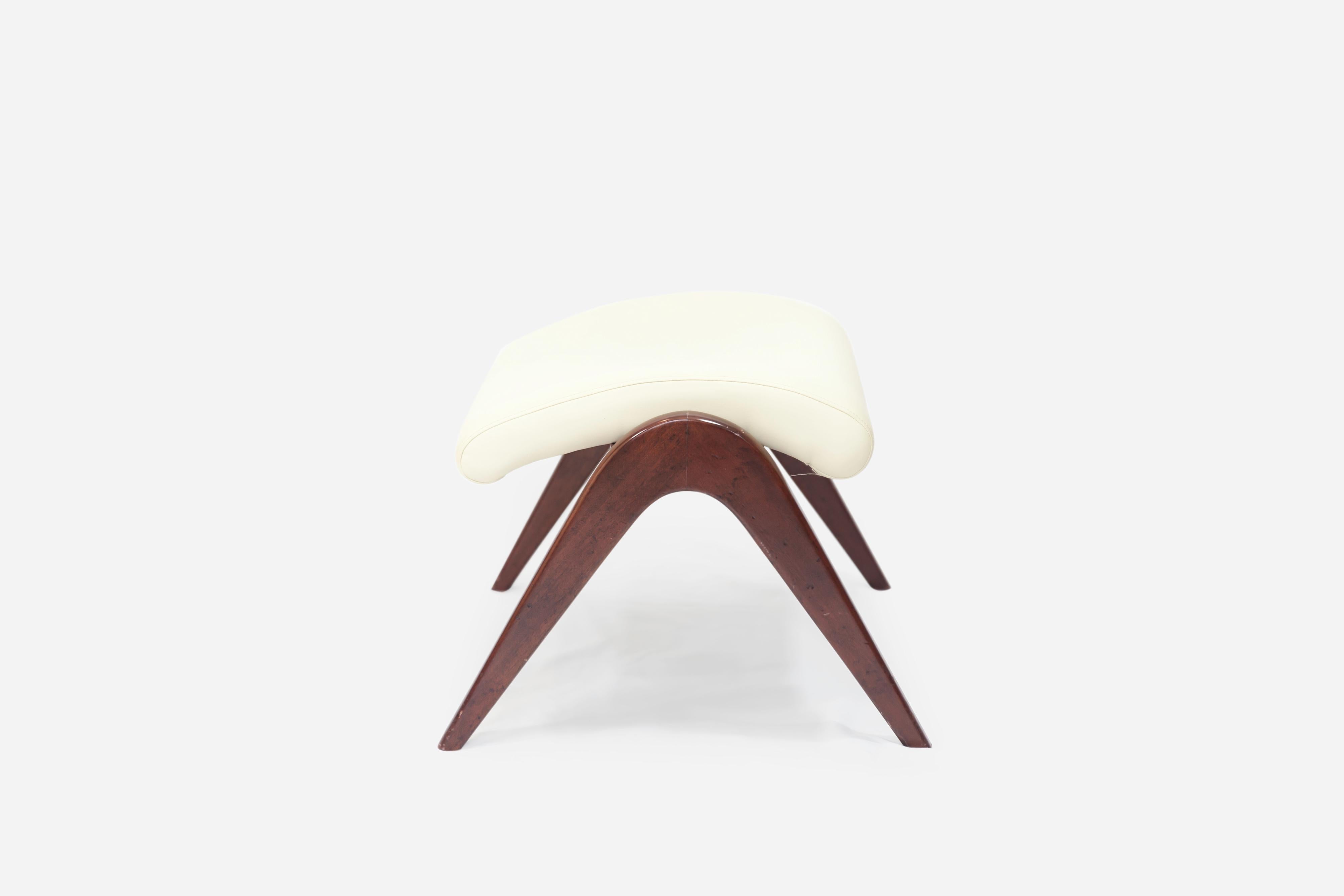 1950's Vladimir Kagan Paar Fußhocker Holz Weiß Leder Mid Century (Moderne der Mitte des Jahrhunderts) im Angebot