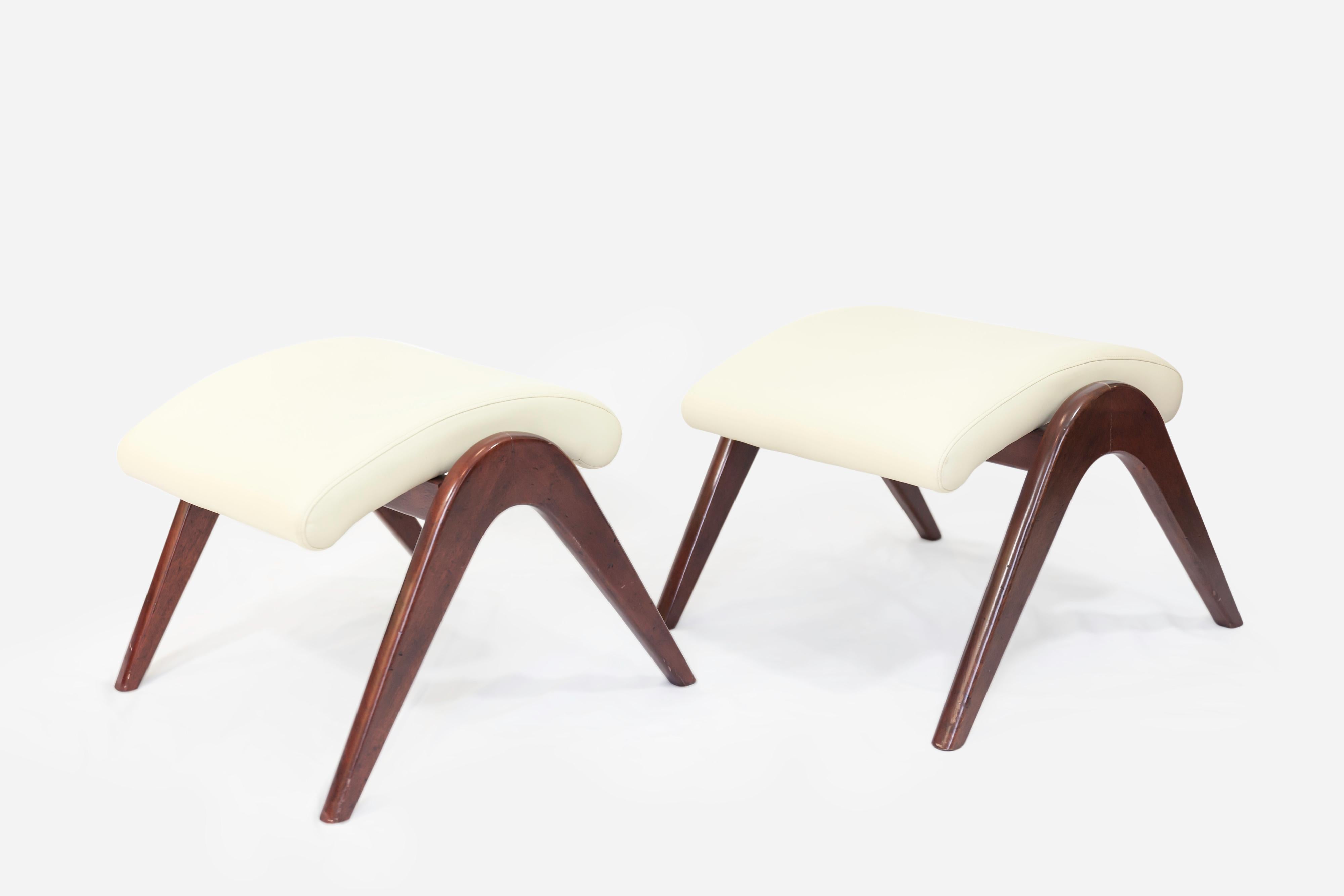 1950's Vladimir Kagan Paar Fußhocker Holz Weiß Leder Mid Century (Nordamerikanisch) im Angebot