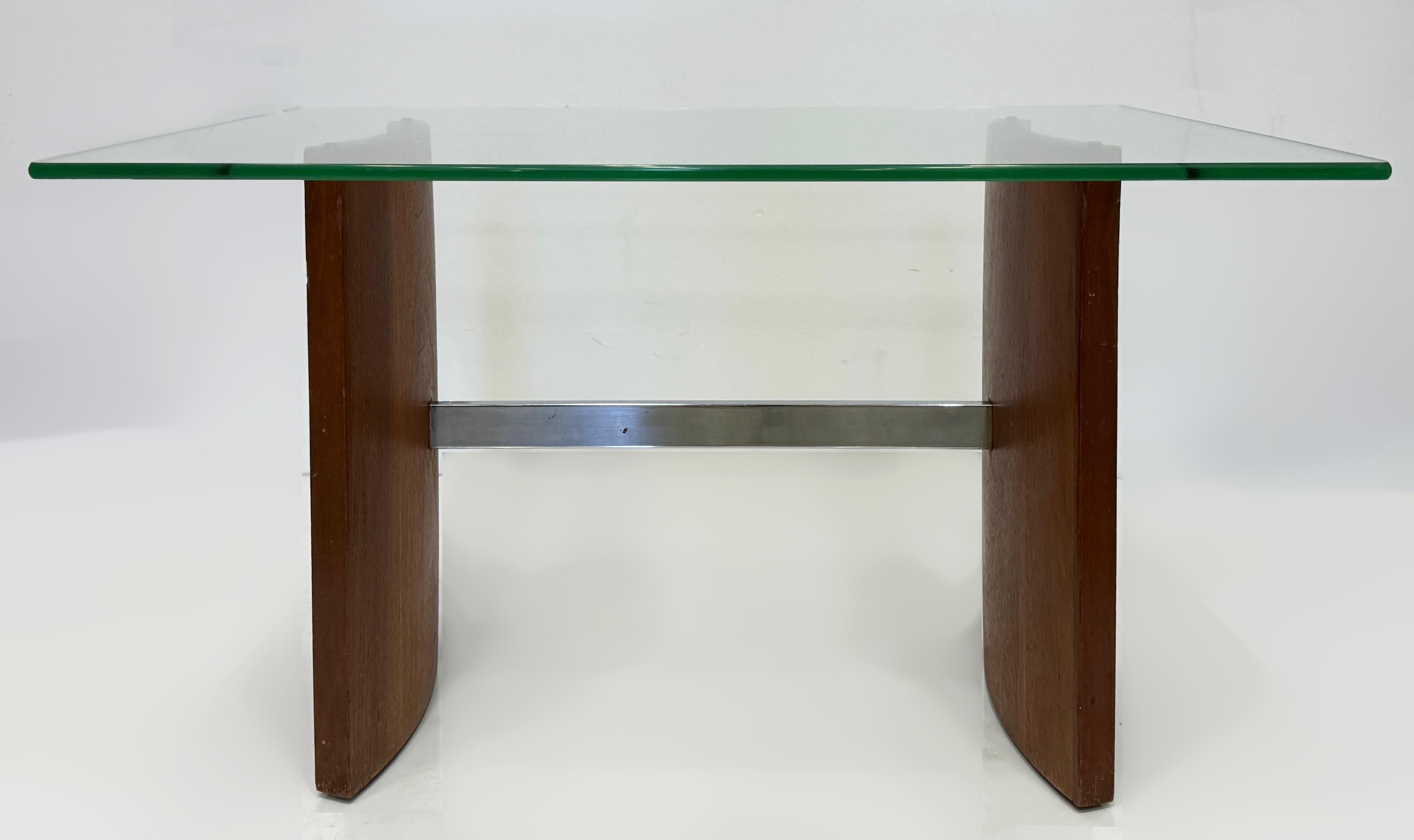 Table d'appoint à hélice pour Selig, années 1950, Vladimir Kagan

Nous proposons à la vente une table d'appoint à hélice de style moderne du milieu du siècle, conçue par l'architecte et designer de meubles d'origine allemande, Vladimir Kagan, pour