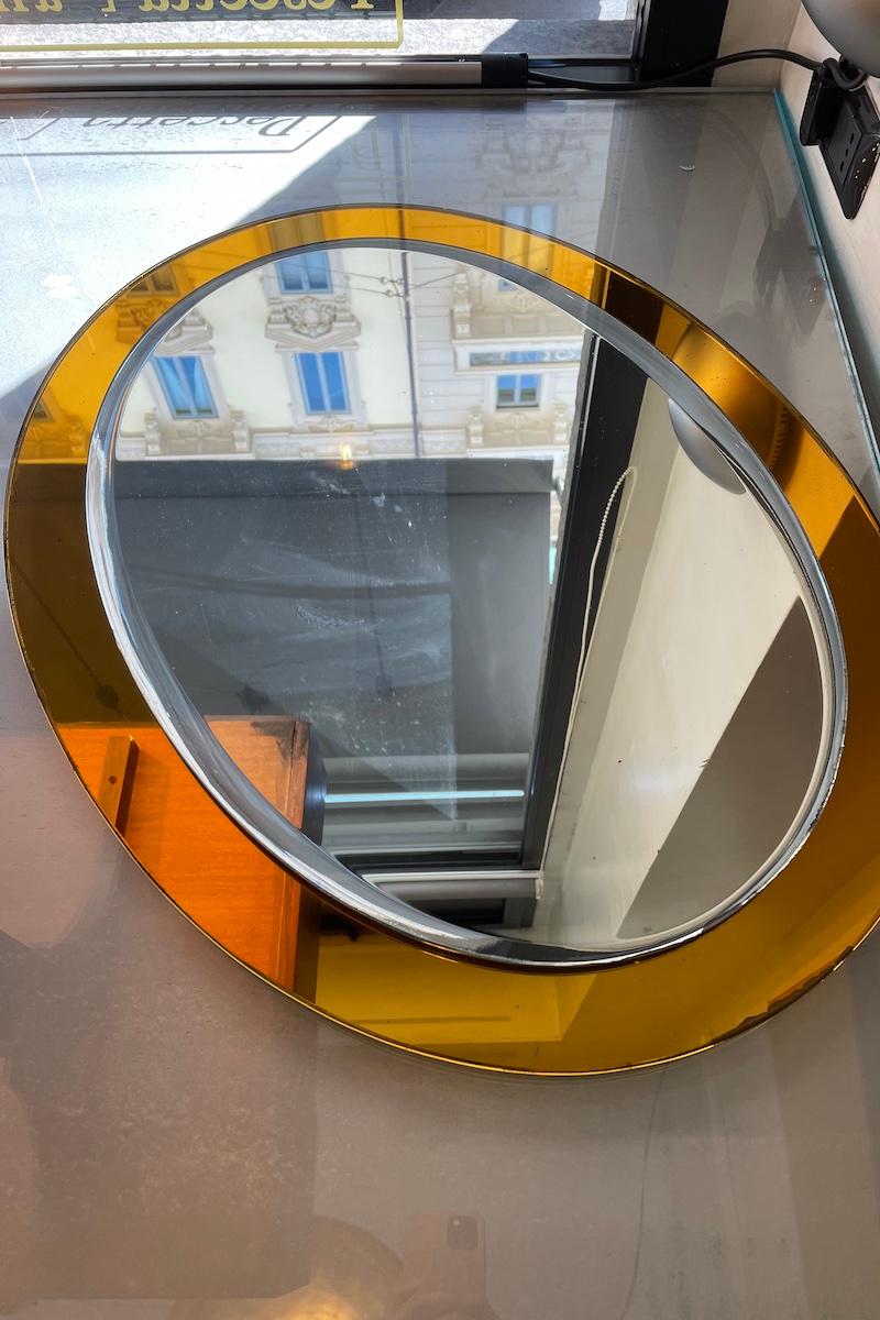 Miroir mural des années 1950 à double vitrage, avec un cadre extérieur en verre bleu clair et une bordure intérieure en verre clair classique.
Les miroirs sont d'origine et présentent des signes naturels d'âge qui attestent de leur authenticité. Ils