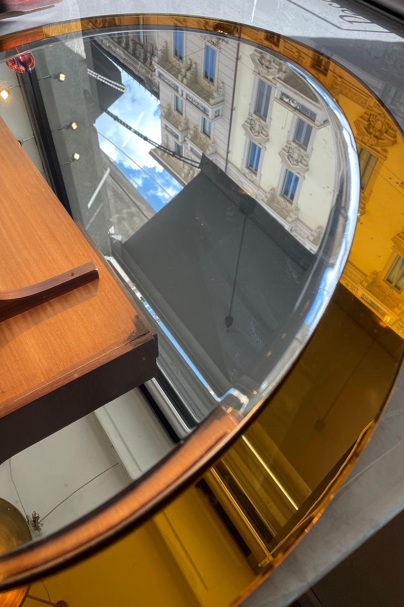 italien Miroir mural des années 1950 avec bordure en verre ambré en vente