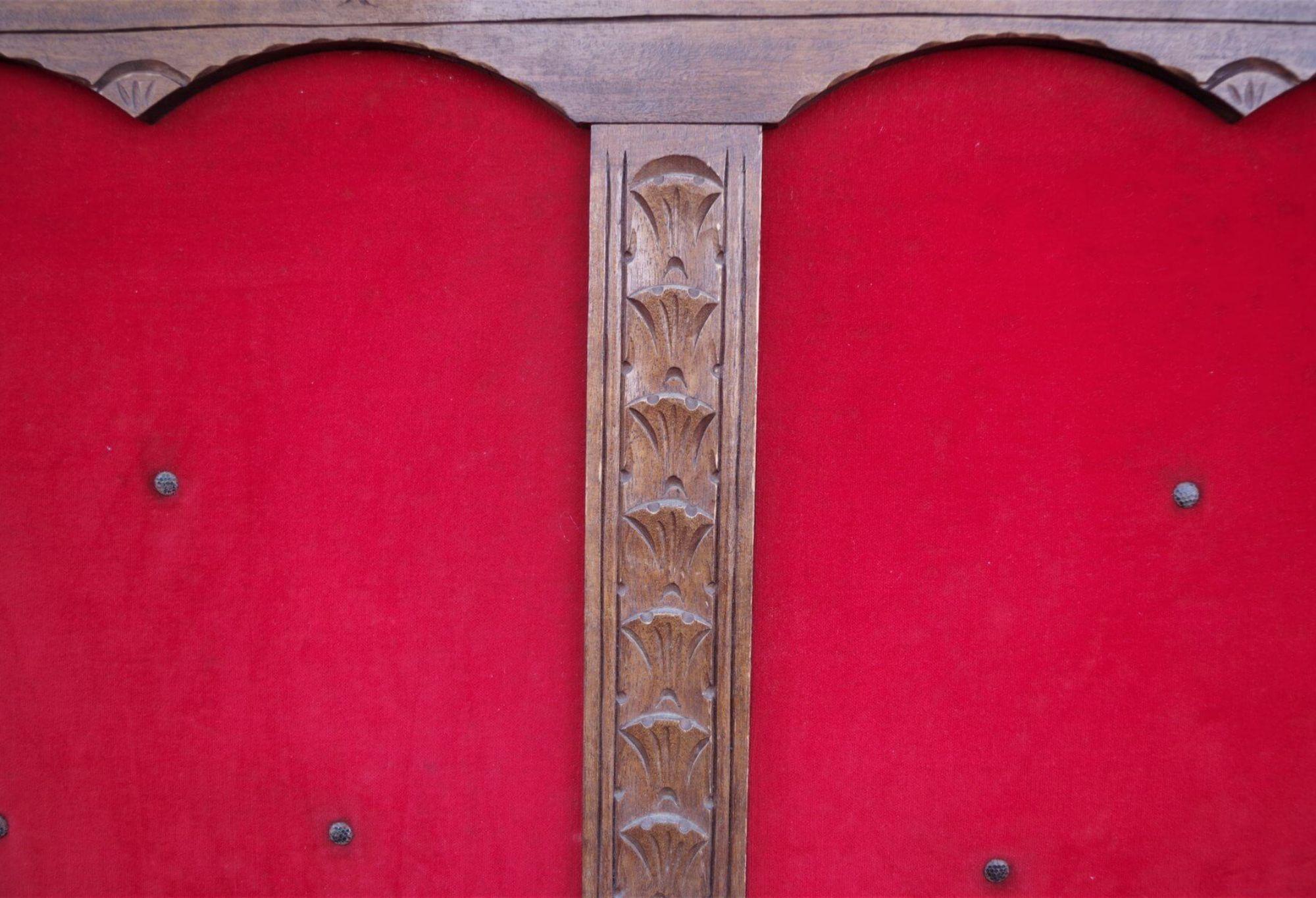 wandgarderobe aus Holz und rotem Samt aus den 1950er Jahren - ein Hauch von Vintage-Eleganz im Angebot 5