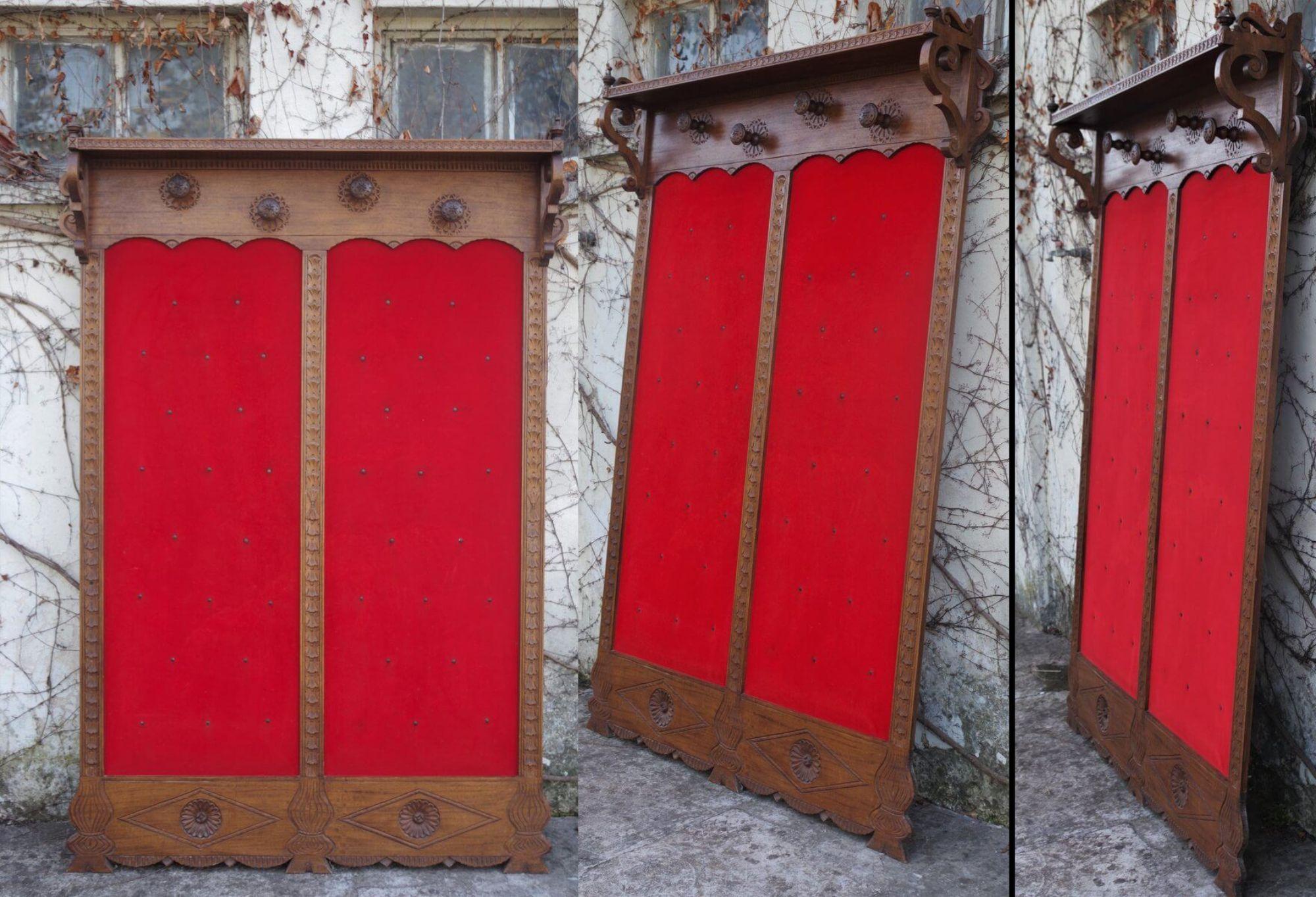 wandgarderobe aus Holz und rotem Samt aus den 1950er Jahren - ein Hauch von Vintage-Eleganz im Angebot 6