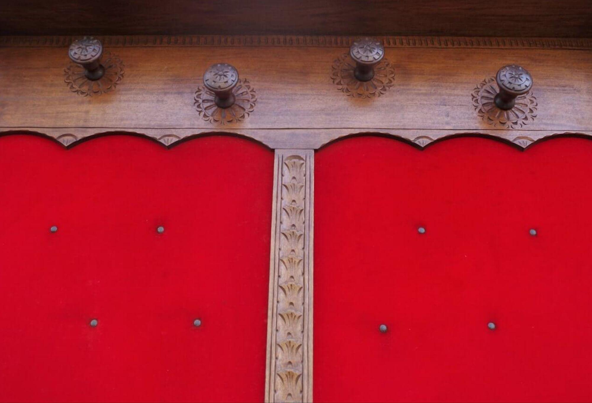 wandgarderobe aus Holz und rotem Samt aus den 1950er Jahren - ein Hauch von Vintage-Eleganz im Angebot 7