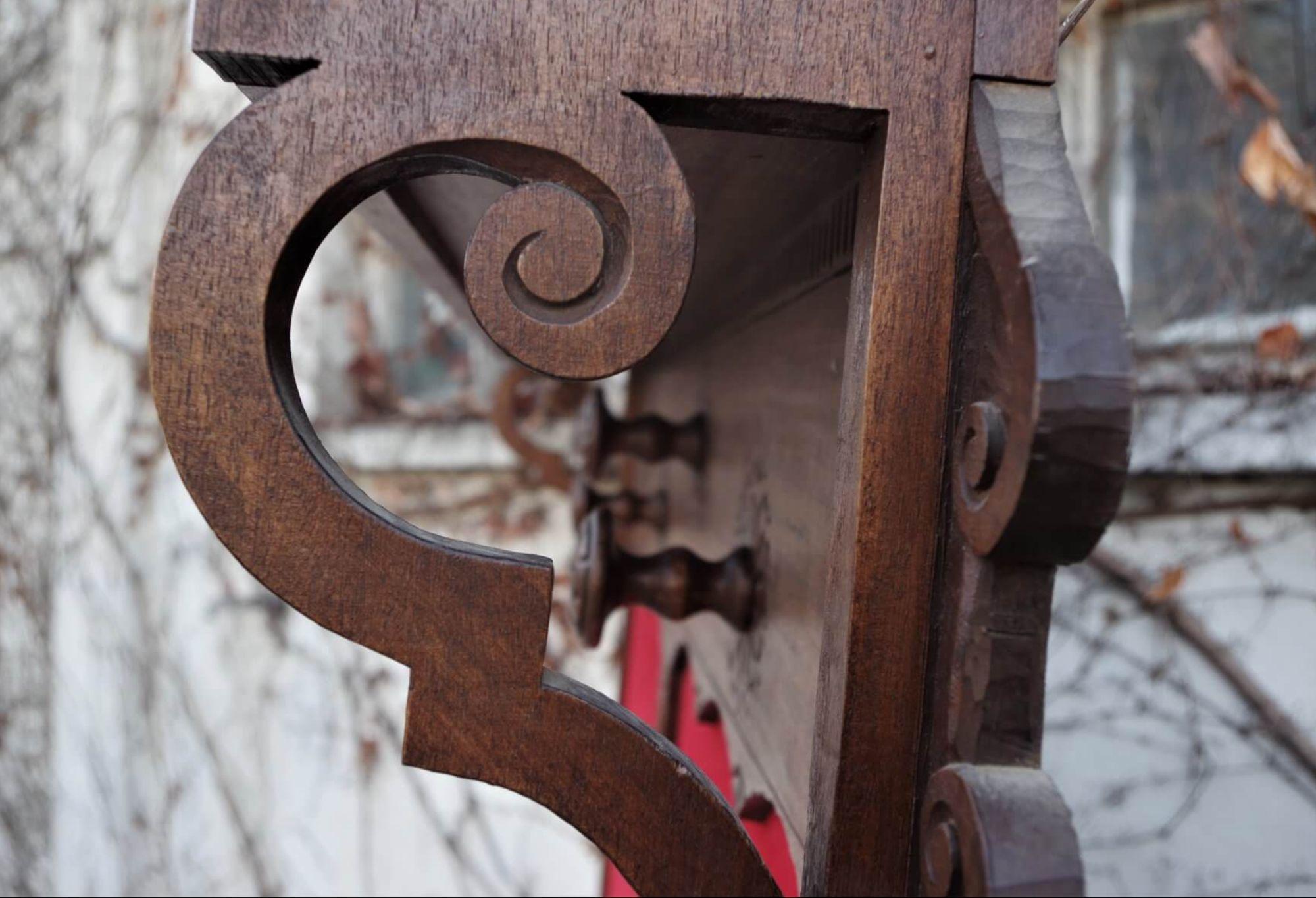 wandgarderobe aus Holz und rotem Samt aus den 1950er Jahren - ein Hauch von Vintage-Eleganz im Angebot 10