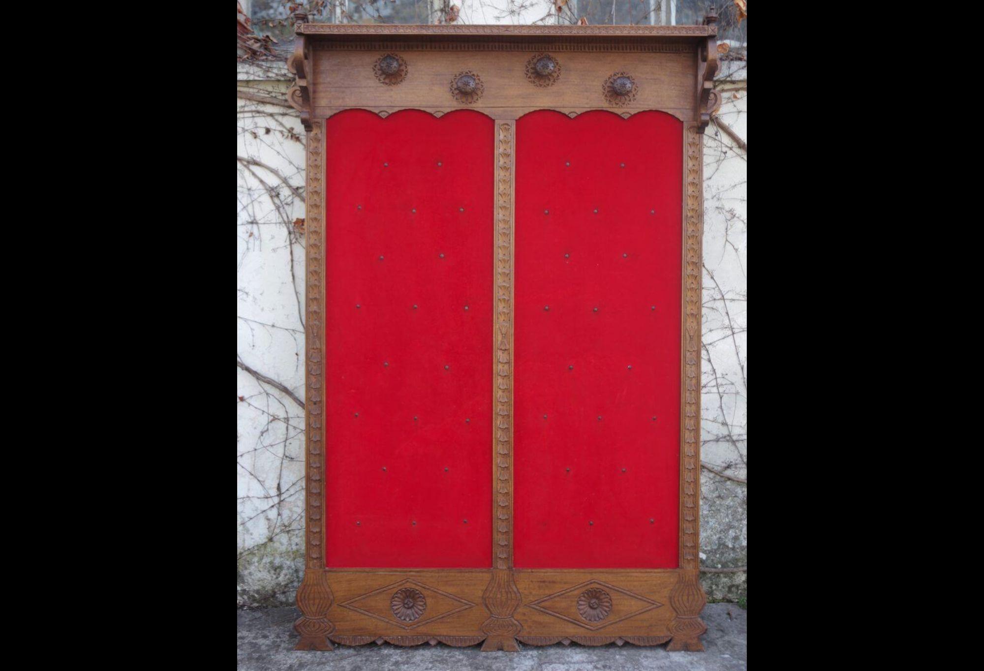 wandgarderobe aus Holz und rotem Samt aus den 1950er Jahren - ein Hauch von Vintage-Eleganz

Verleihen Sie Ihrem Zuhause einen Hauch von Vintage-Eleganz mit dieser auffälligen Wandgarderobe aus den 1950er Jahren. Dieses aus edlem Holz gefertigte und