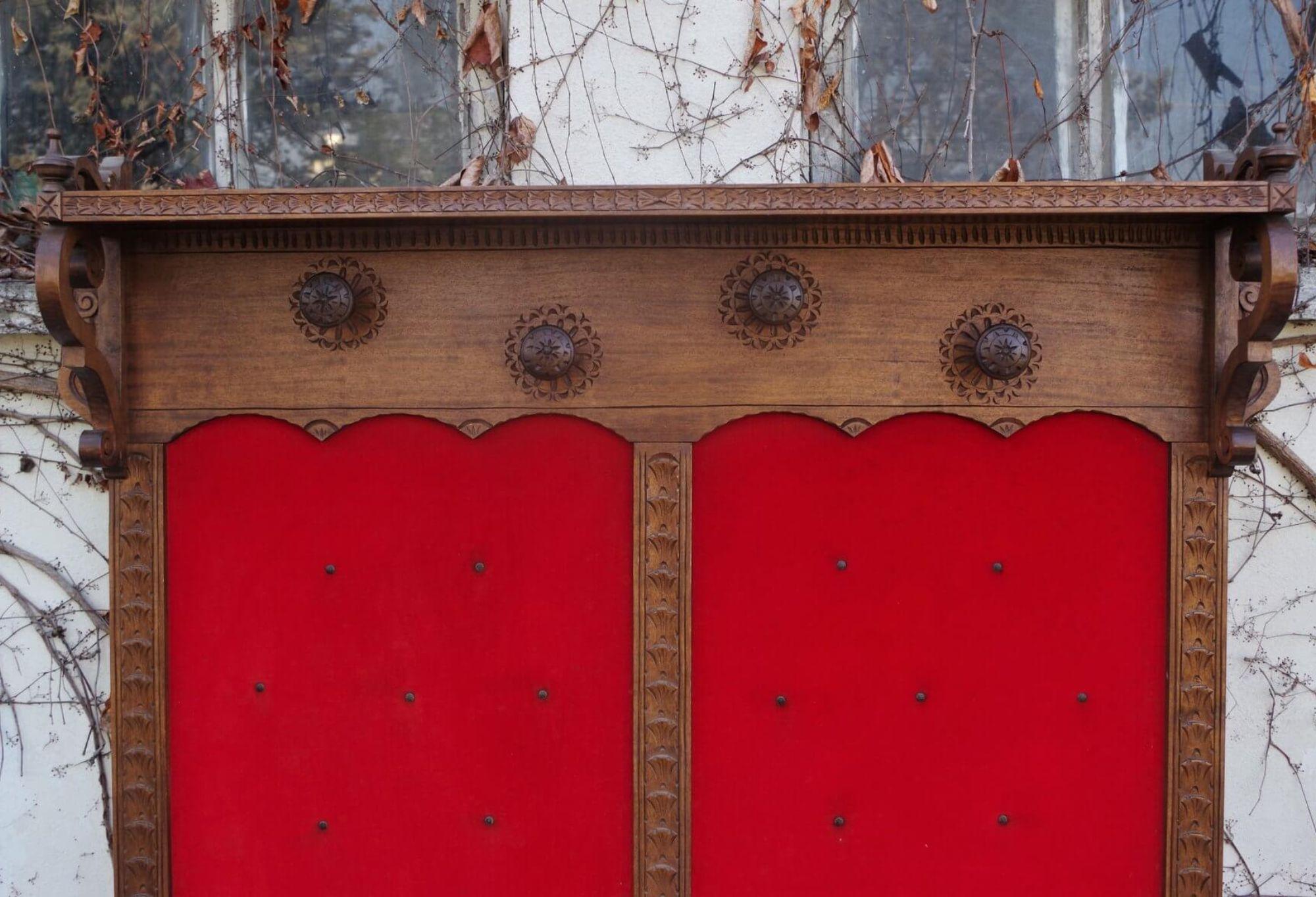 wandgarderobe aus Holz und rotem Samt aus den 1950er Jahren - ein Hauch von Vintage-Eleganz (Italian) im Angebot