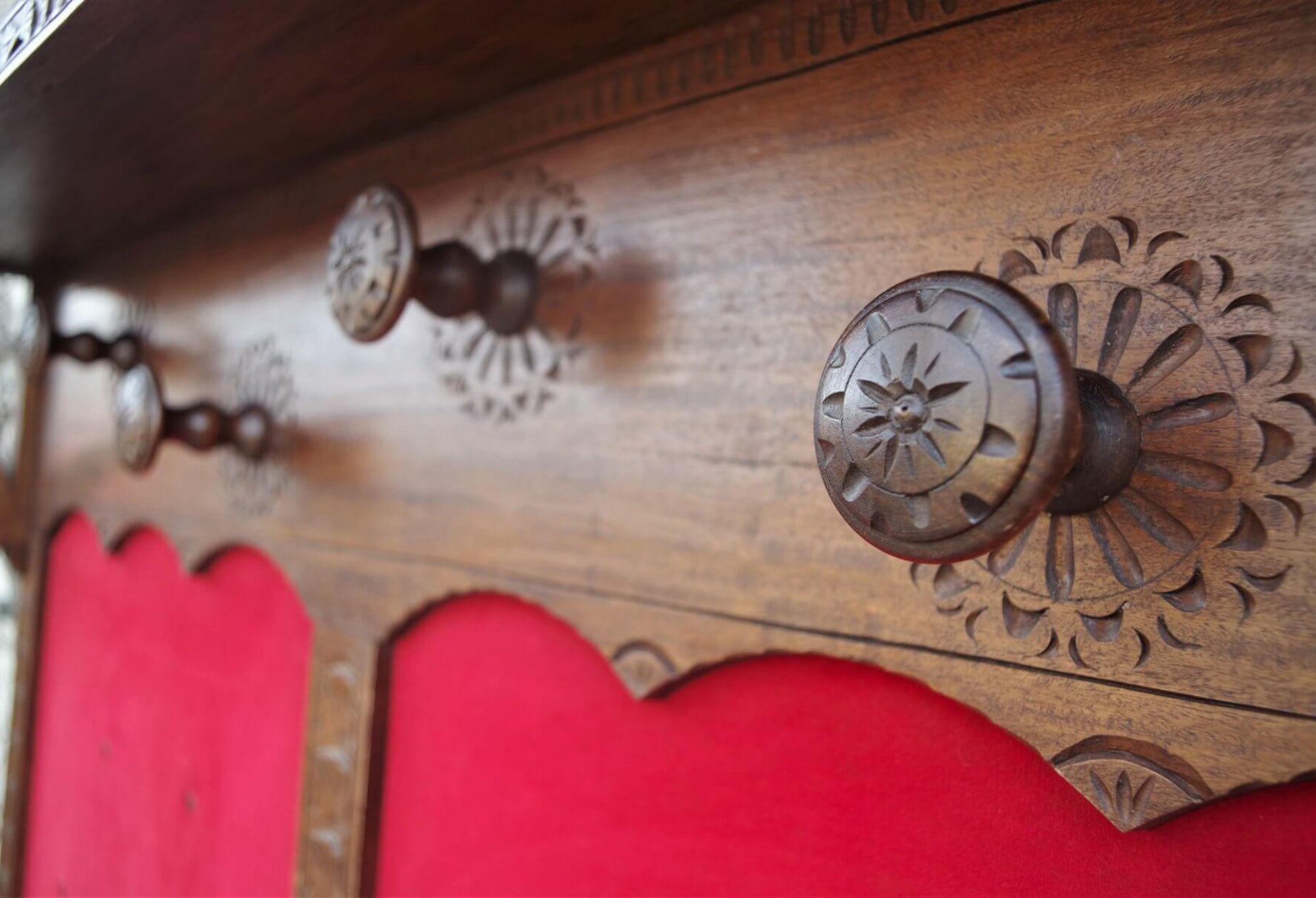 wandgarderobe aus Holz und rotem Samt aus den 1950er Jahren - ein Hauch von Vintage-Eleganz im Zustand „Gut“ im Angebot in Manzano, IT