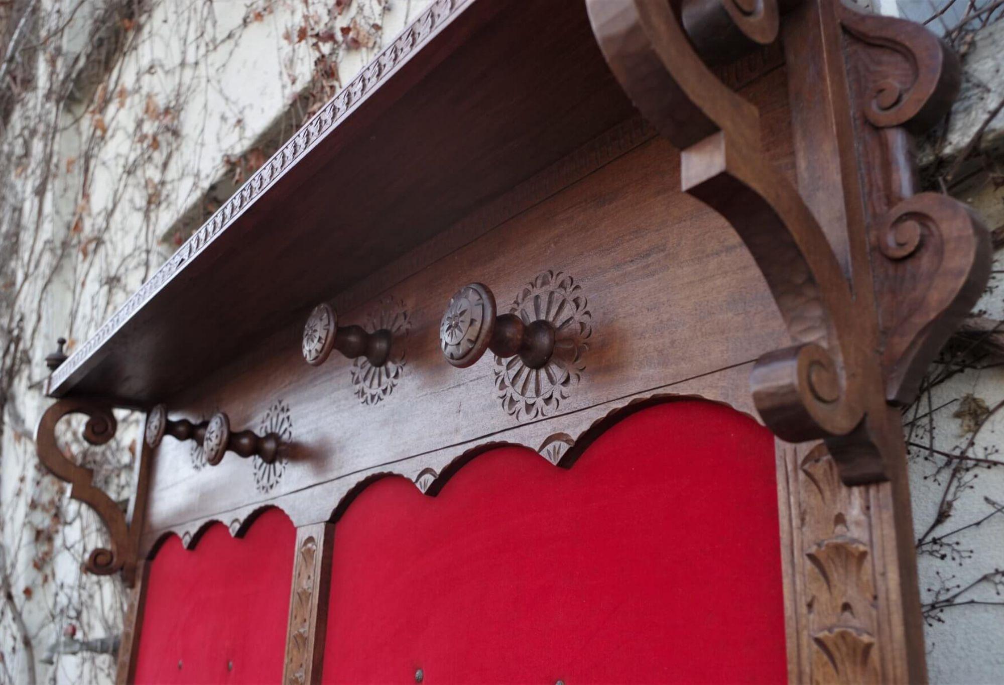 wandgarderobe aus Holz und rotem Samt aus den 1950er Jahren - ein Hauch von Vintage-Eleganz im Angebot 1