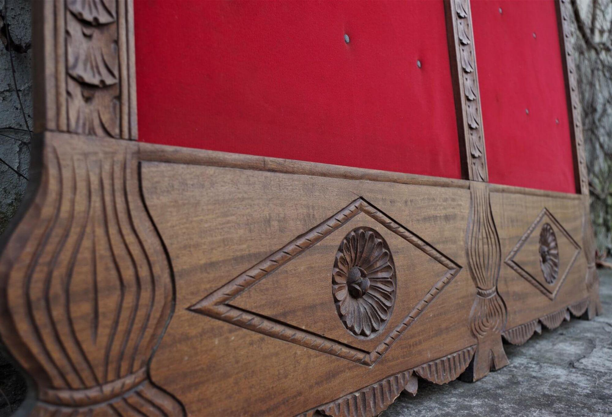 wandgarderobe aus Holz und rotem Samt aus den 1950er Jahren - ein Hauch von Vintage-Eleganz im Angebot 2