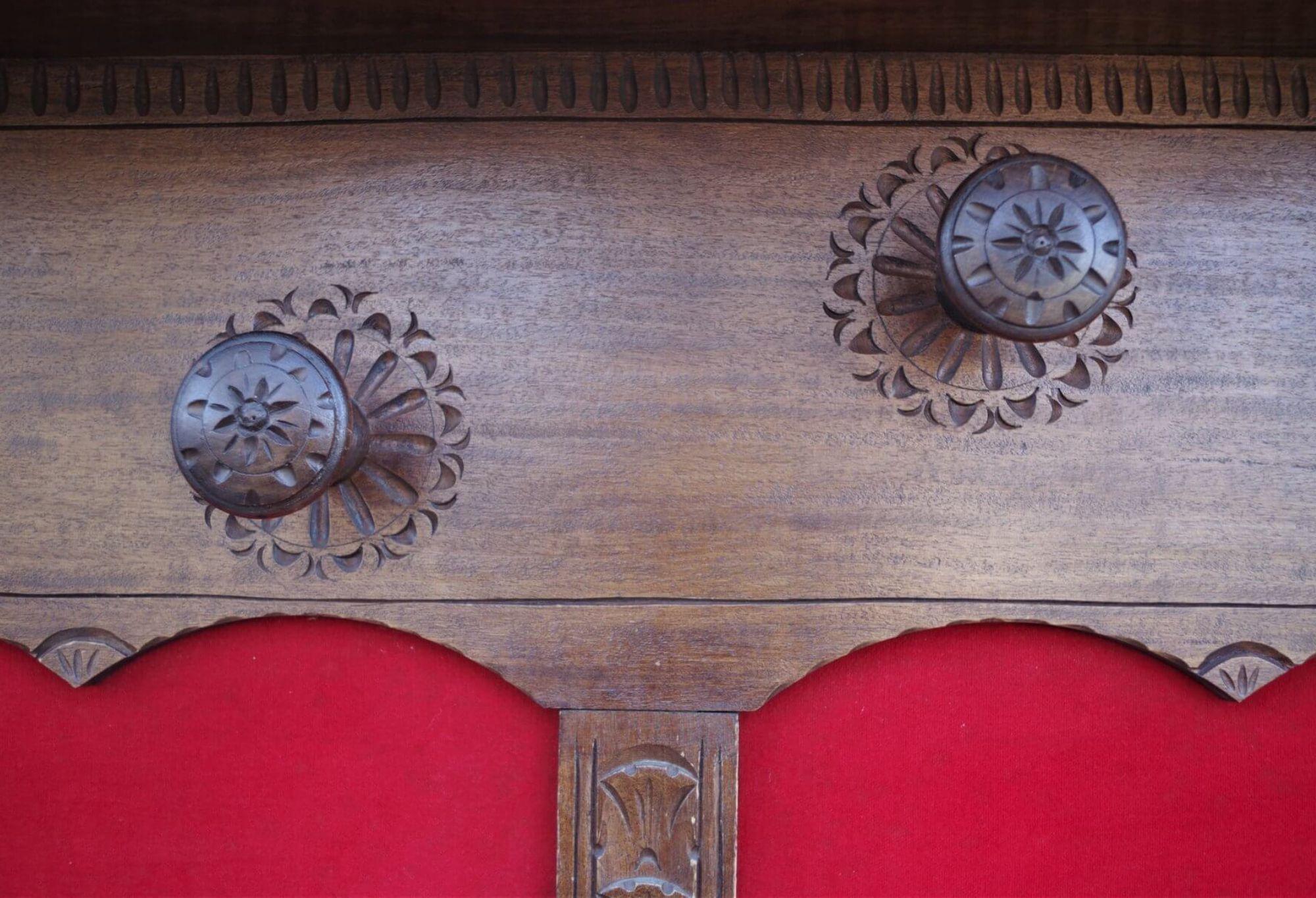 wandgarderobe aus Holz und rotem Samt aus den 1950er Jahren - ein Hauch von Vintage-Eleganz im Angebot 3
