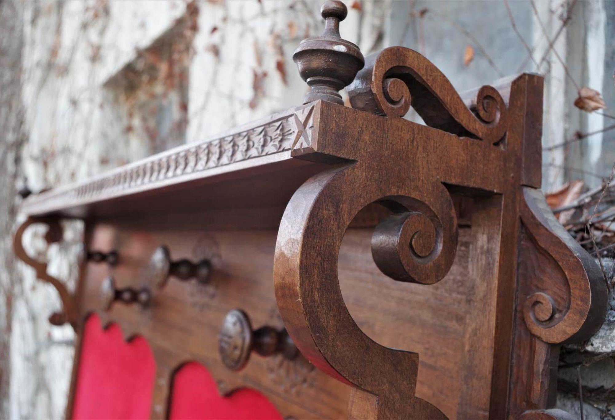 wandgarderobe aus Holz und rotem Samt aus den 1950er Jahren - ein Hauch von Vintage-Eleganz im Angebot 4