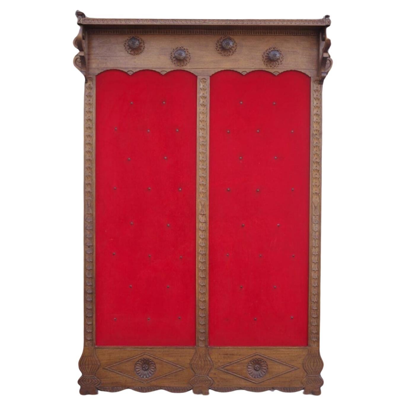wandgarderobe aus Holz und rotem Samt aus den 1950er Jahren - ein Hauch von Vintage-Eleganz im Angebot