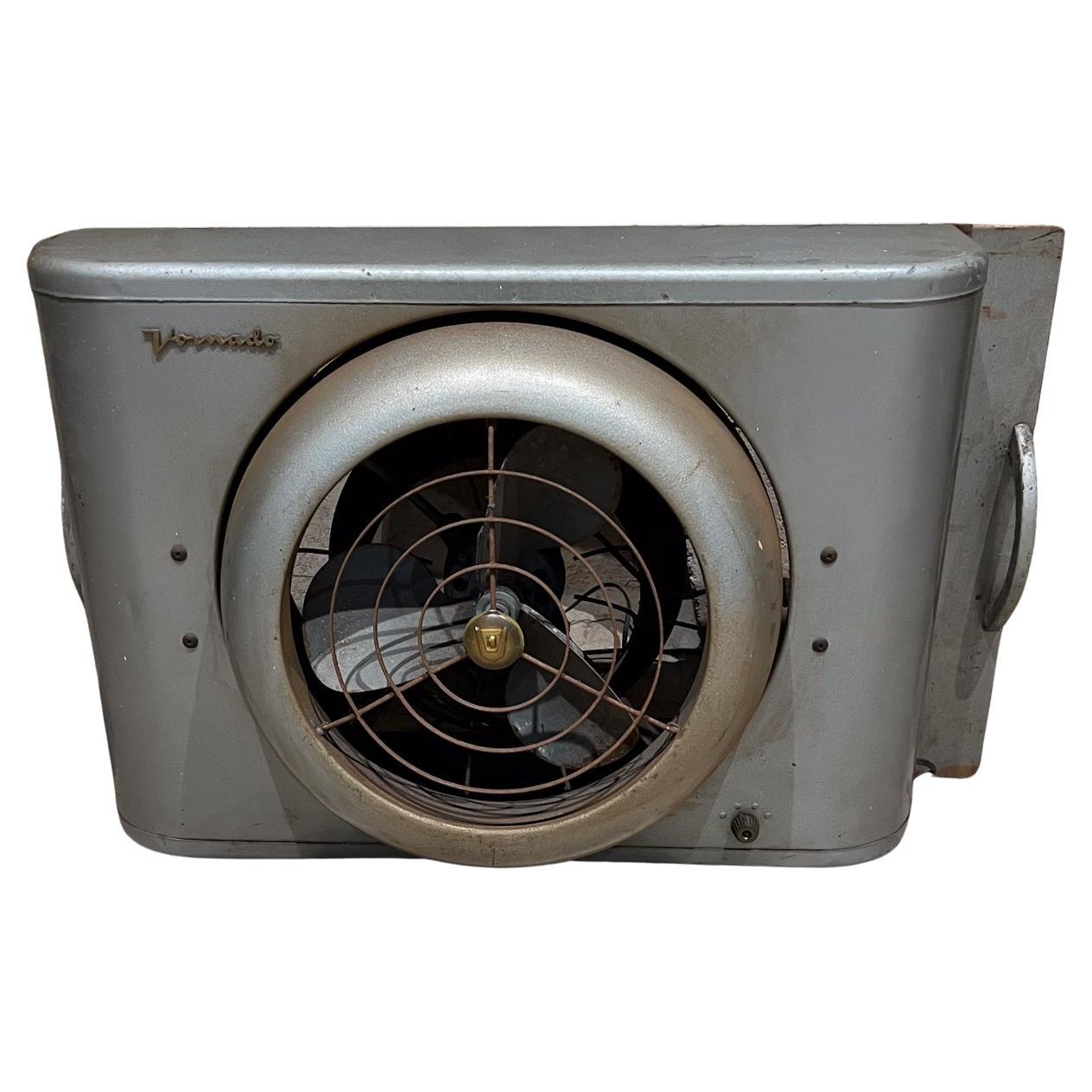 Ventilador eléctrico de ventana Vornado Gris de los años 50 en venta