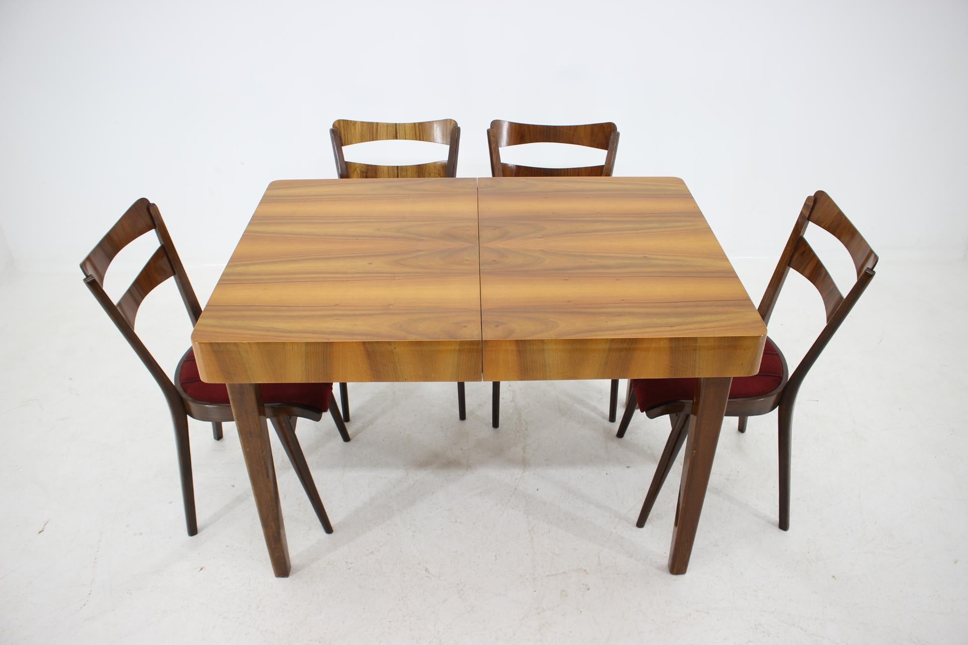 4 x chair and 1x extendable dining table. Good original condition with minor signs of use. The table dimensions are: H 77 cm, W 115 - 173 cm, D 80 cm.