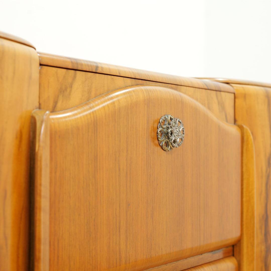 Credenza per mobile da liquore in noce del 1950 di Beautility Furniture in vendita 3