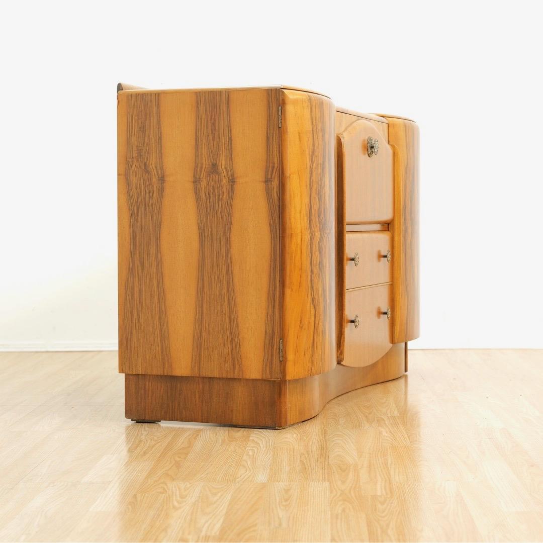 Credenza per mobile da liquore in noce del 1950 di Beautility Furniture in vendita 4