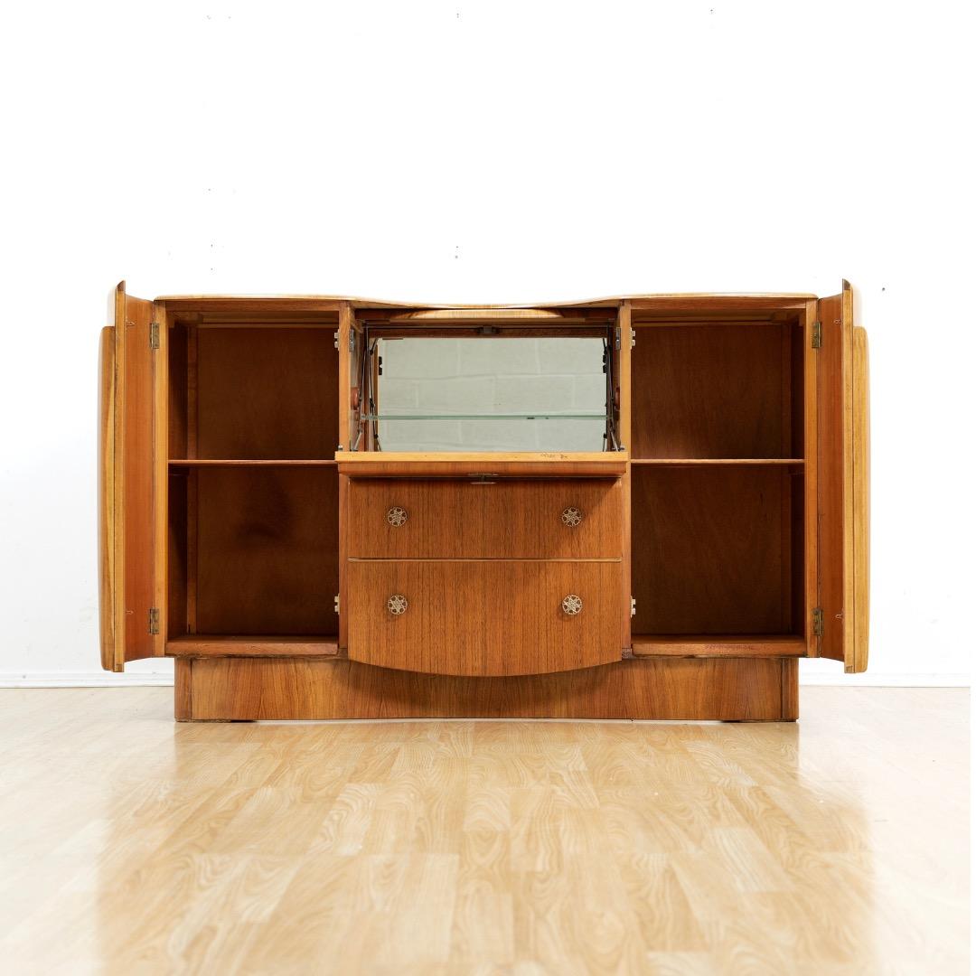 Mid-Century moderno Credenza per mobile da liquore in noce del 1950 di Beautility Furniture in vendita