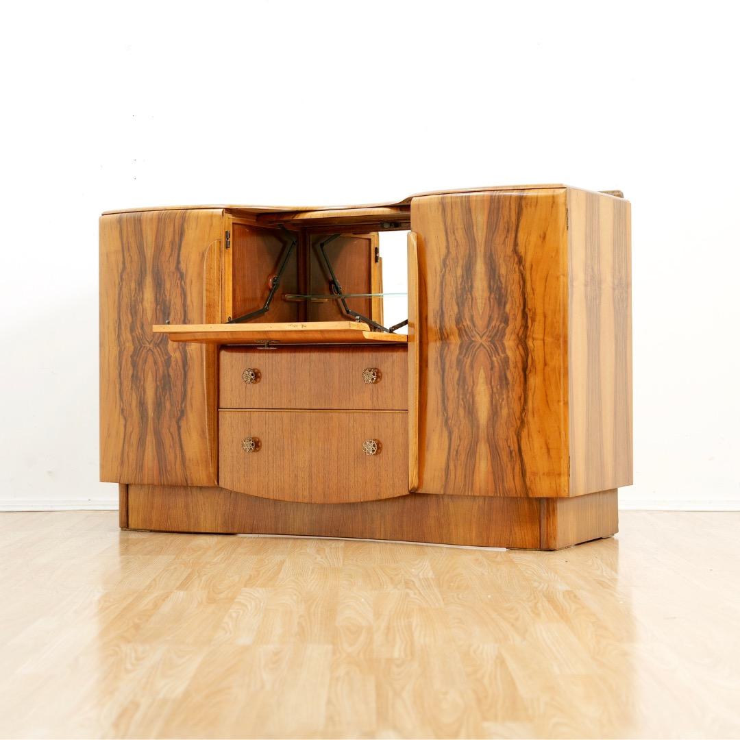 Credenza per mobile da liquore in noce del 1950 di Beautility Furniture In condizioni buone in vendita a Los Angeles, CA