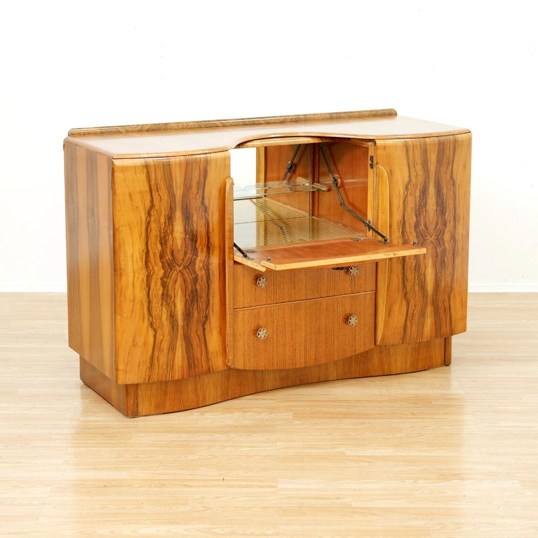 Legno Credenza per mobile da liquore in noce del 1950 di Beautility Furniture in vendita