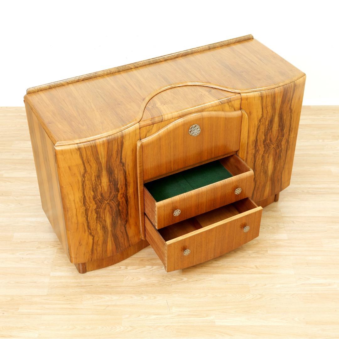 Credenza per mobile da liquore in noce del 1950 di Beautility Furniture in vendita 1