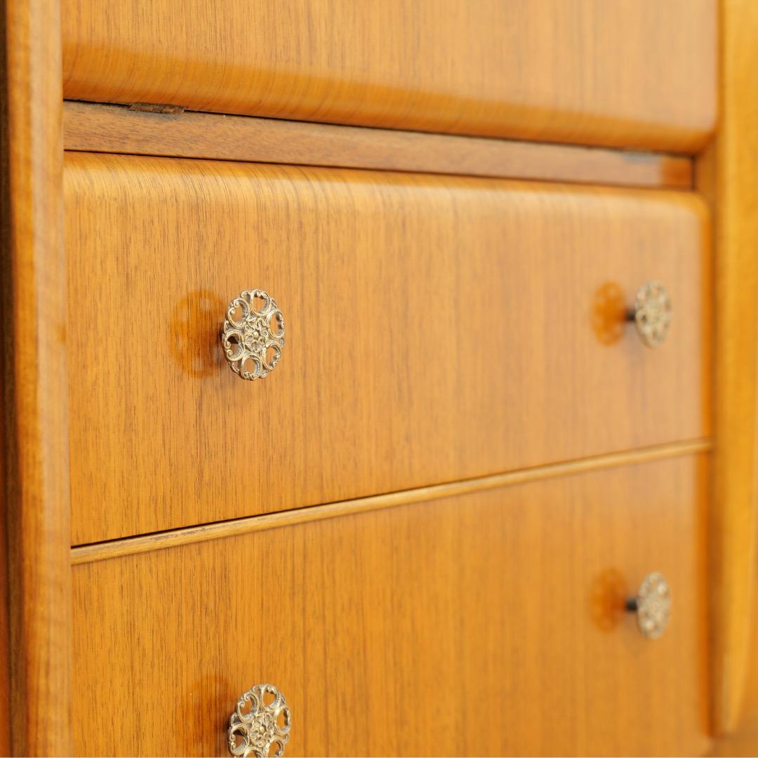 Credenza per mobile da liquore in noce del 1950 di Beautility Furniture in vendita 2