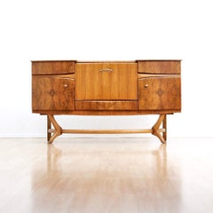 Credenza per gabinetto da liquore in noce degli anni '50 di Beautility of London UK