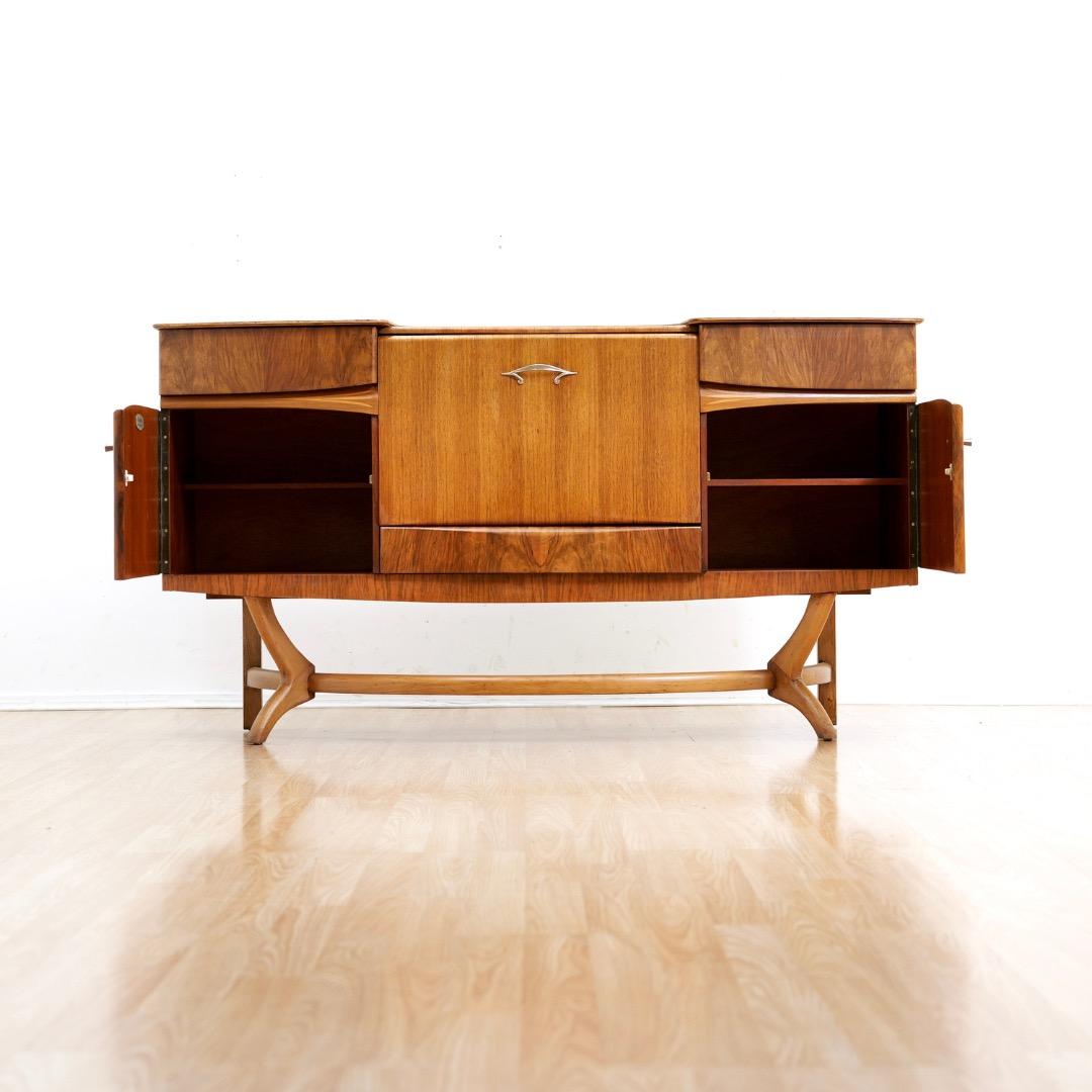 1950er Nussbaum Liquor Cabinet Credenza von Beautility of London UK (Moderne der Mitte des Jahrhunderts) im Angebot