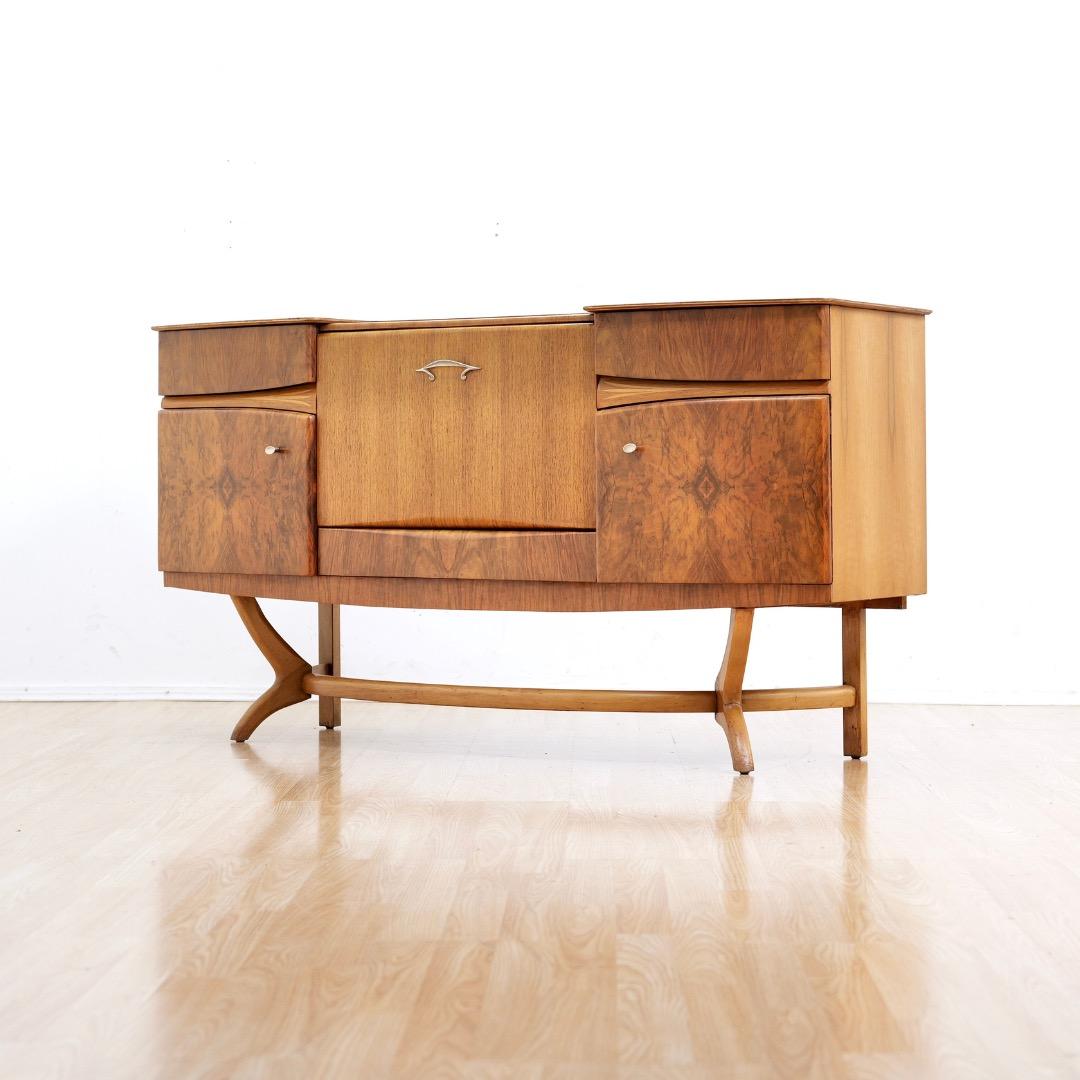 1950er Nussbaum Liquor Cabinet Credenza von Beautility of London UK im Zustand „Gut“ im Angebot in Los Angeles, CA
