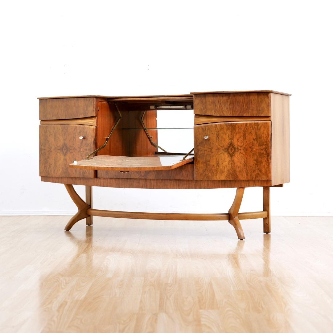 1950er Nussbaum Liquor Cabinet Credenza von Beautility of London UK (Mitte des 20. Jahrhunderts) im Angebot