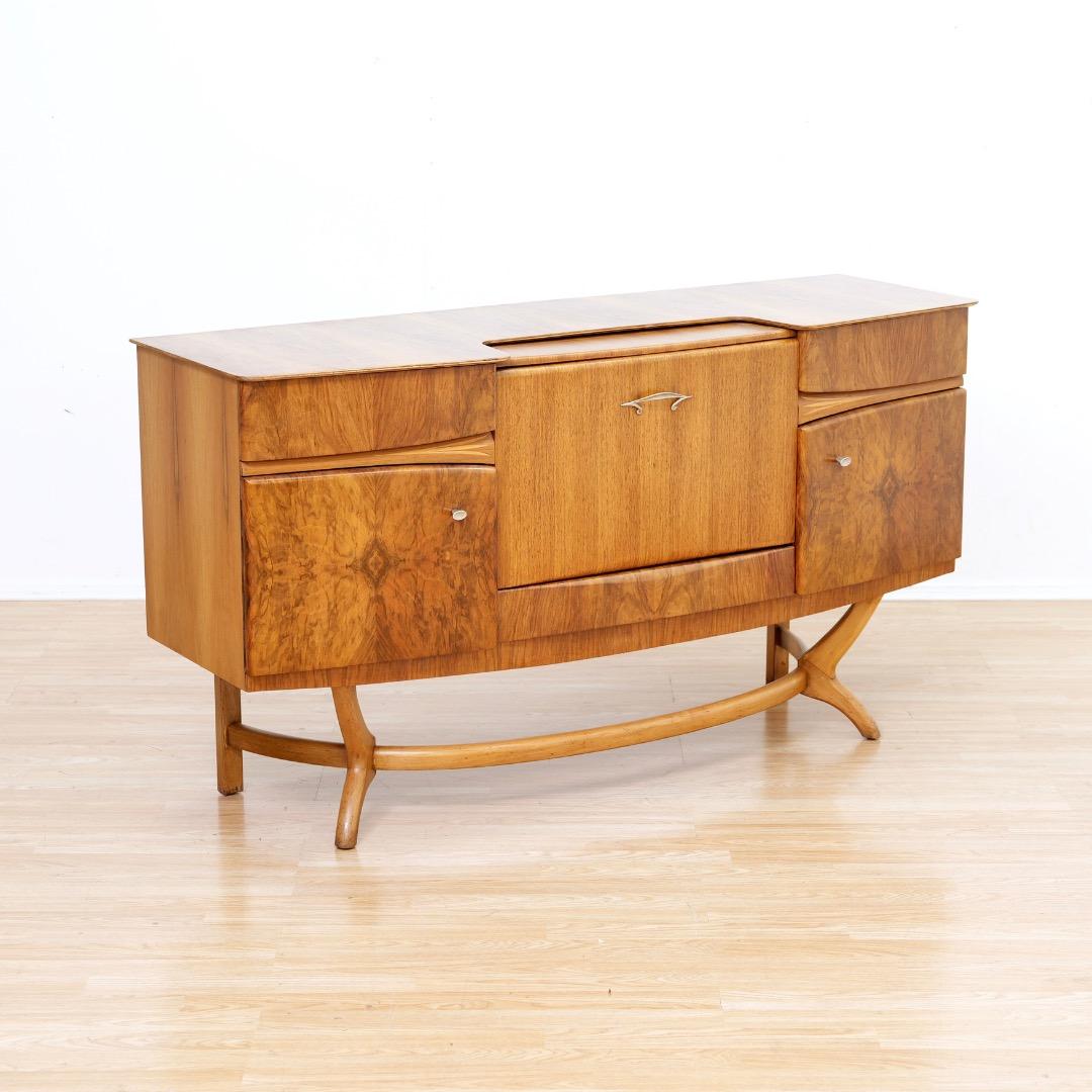 1950er Nussbaum Liquor Cabinet Credenza von Beautility of London UK (Walnuss) im Angebot
