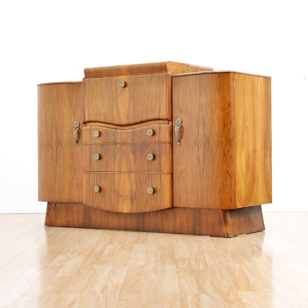 Mid-Century moderno Credenza in noce per liquori del 1950 di Nathan Furniture in vendita