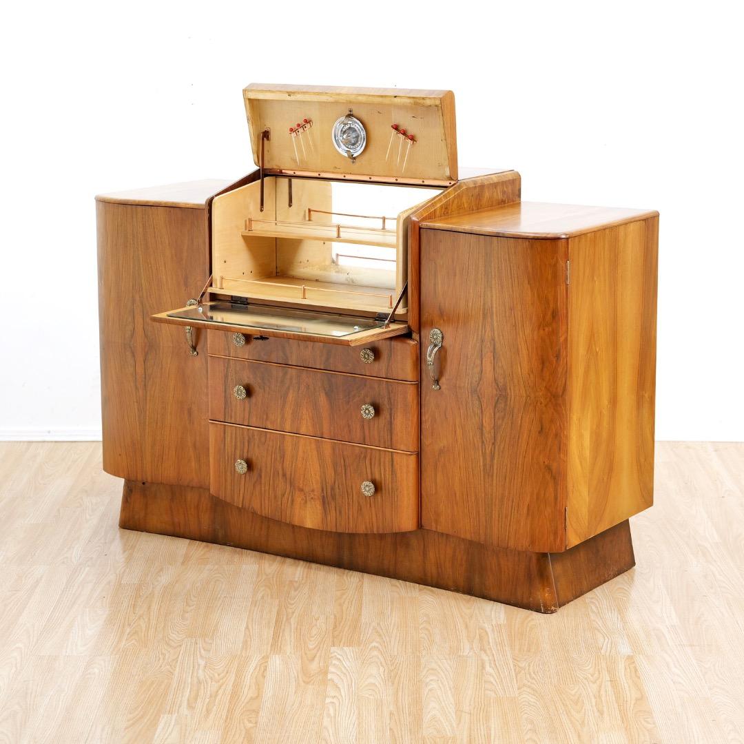 Credenza in noce per liquori del 1950 di Nathan Furniture In condizioni buone in vendita a Los Angeles, CA