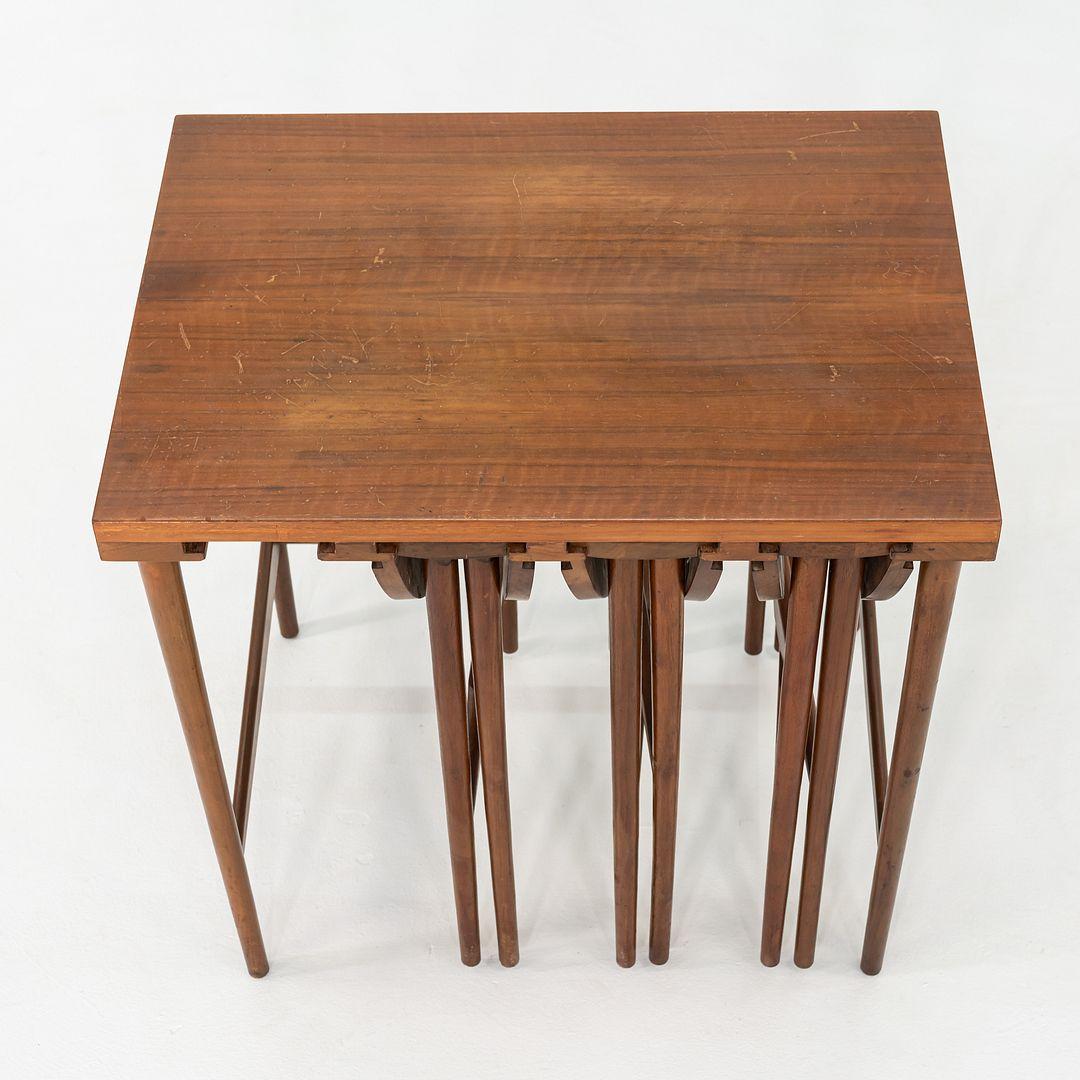 Mesas nido o de servicio de nogal de los años 50 por Bertha Schaefer para Singer & Sons Moderno en venta