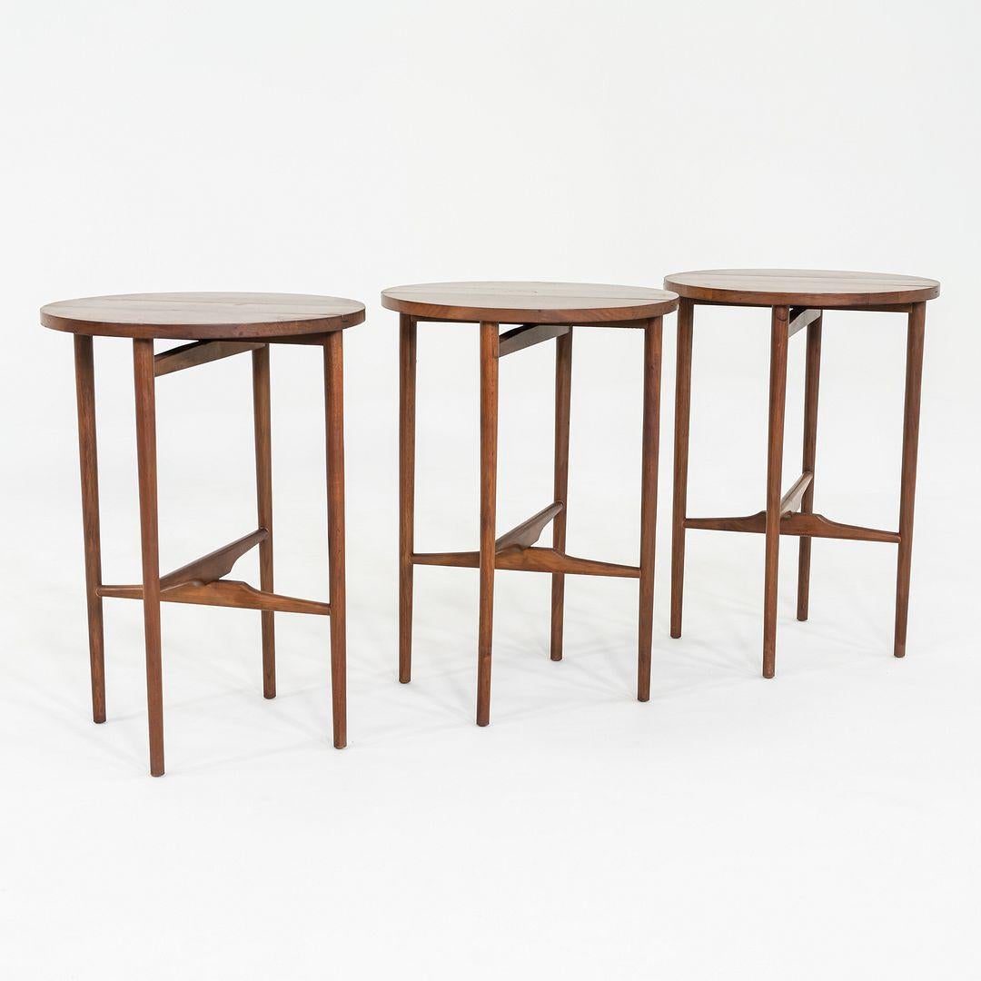 Mesas nido o de servicio de nogal de los años 50 por Bertha Schaefer para Singer & Sons Italiano en venta