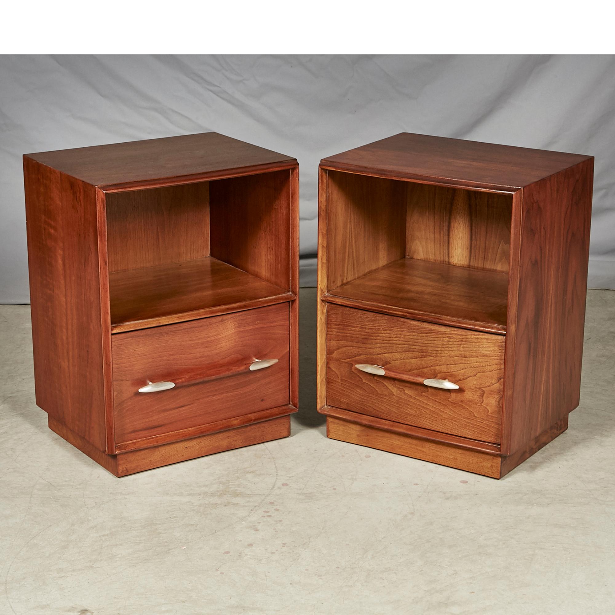 1950s Walnut Nightstands by T.H. Robsjohn-Gibbings for John Widdicomb, Pair In Good Condition For Sale In Amherst, NH