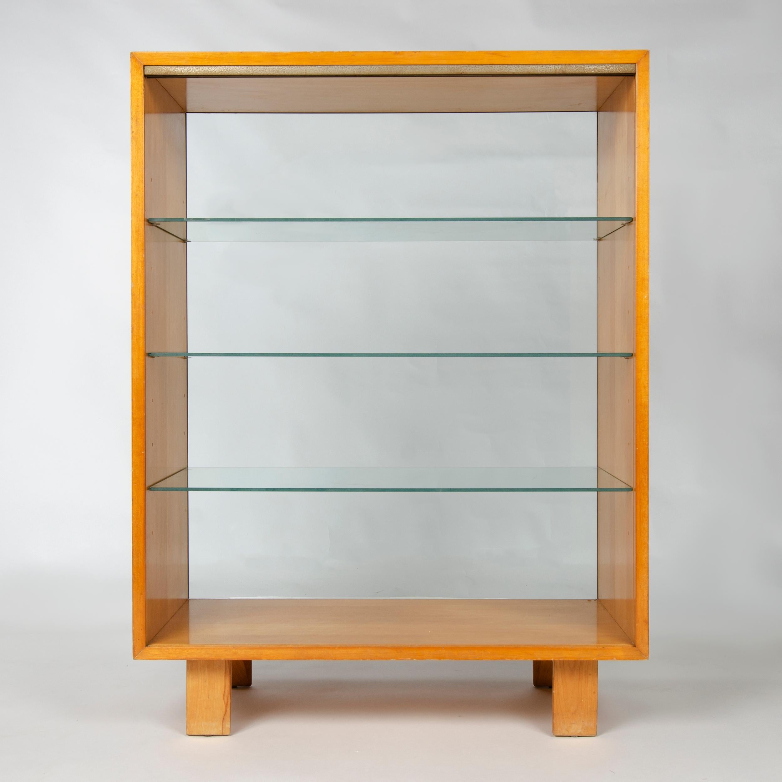 Ein offener Schrank oder eine Vitrine aus massivem Nussbaumholz mit drei verstellbaren Glasböden und einer Rückwand aus massivem Glas.