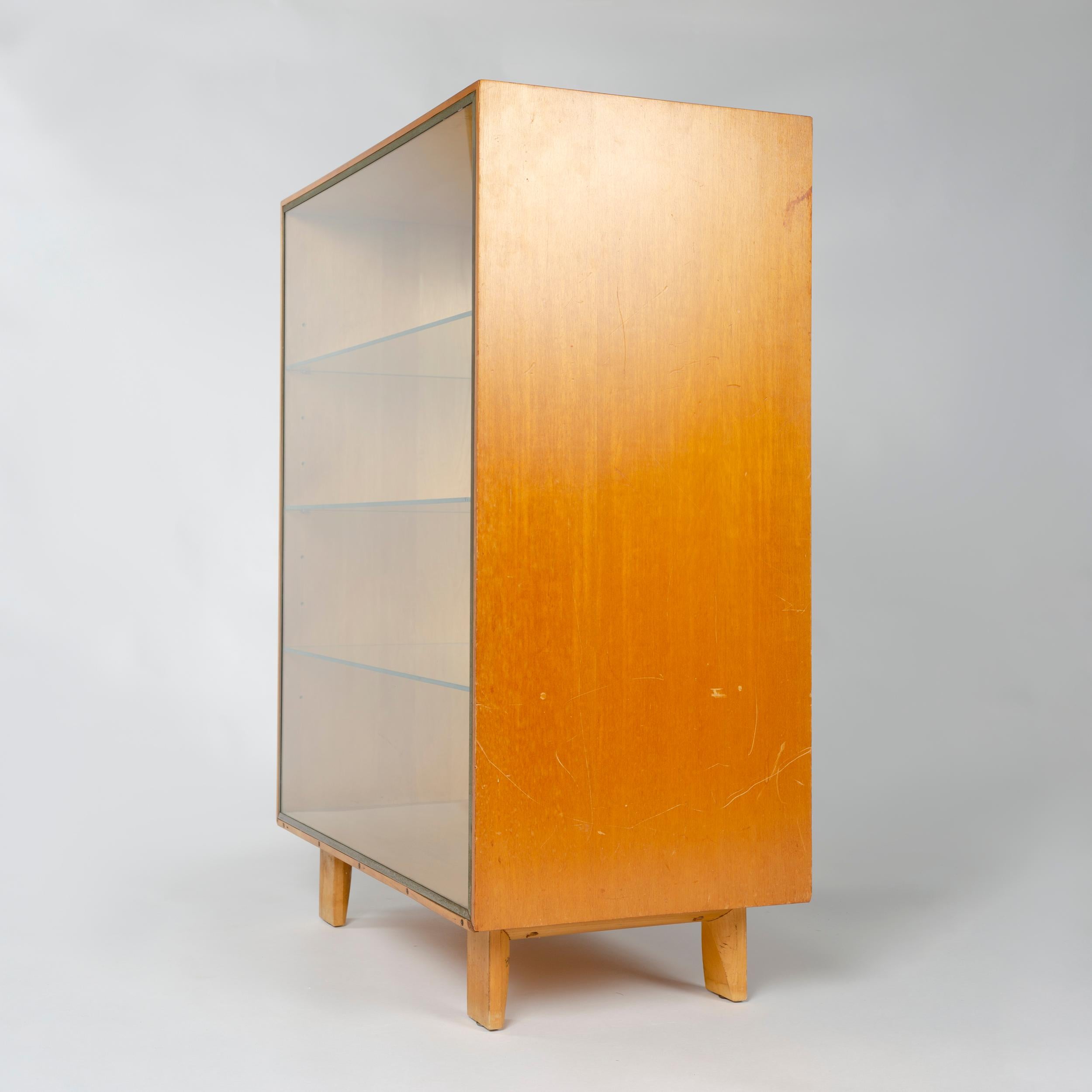 Offener Schrank aus Nussbaumholz mit Glasregalen von George Nelson für Herman Miller, 1950er Jahre (amerikanisch) im Angebot