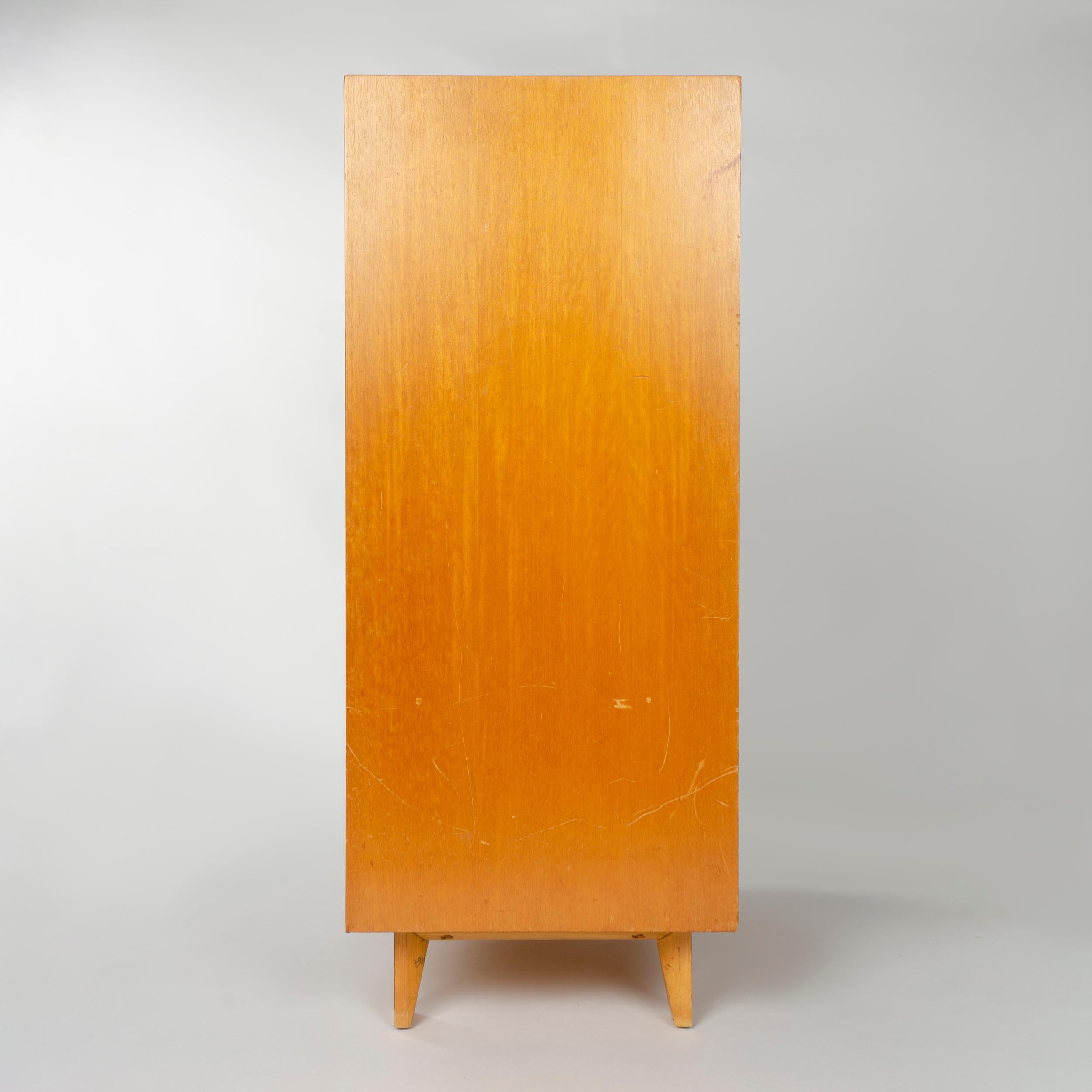 Offener Schrank aus Nussbaumholz mit Glasregalen von George Nelson für Herman Miller, 1950er Jahre im Zustand „Gut“ im Angebot in Sagaponack, NY