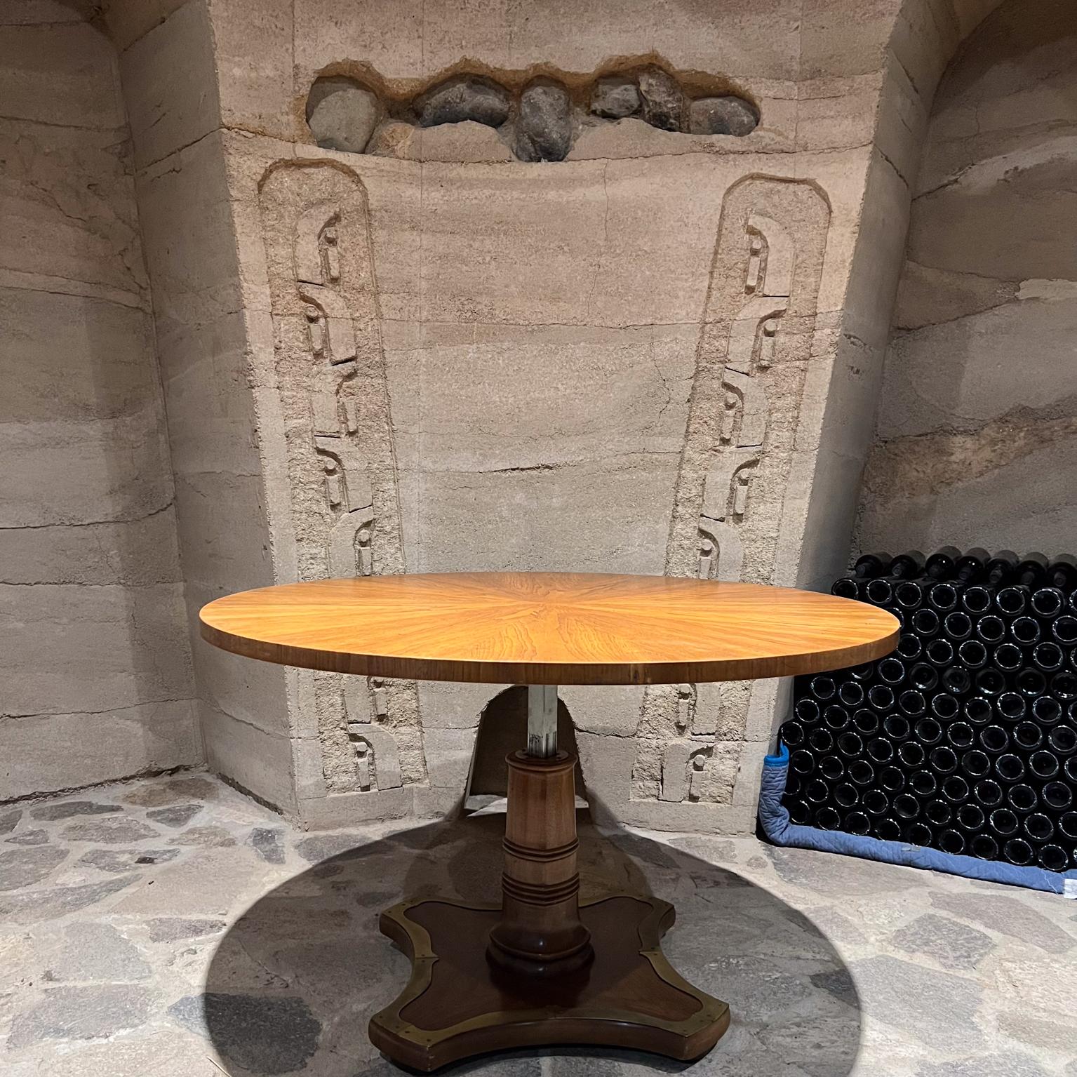 Adjustable Round Dining Table by Henredon
Walnut Wood pedestal base with brass inserts.
Table has a lever under the top. Functions up and down.
Stamped by Henredon Stamp 40-5705
48 diameter x 22 h at lowest up to 29 h
Preowned vintage unrestored