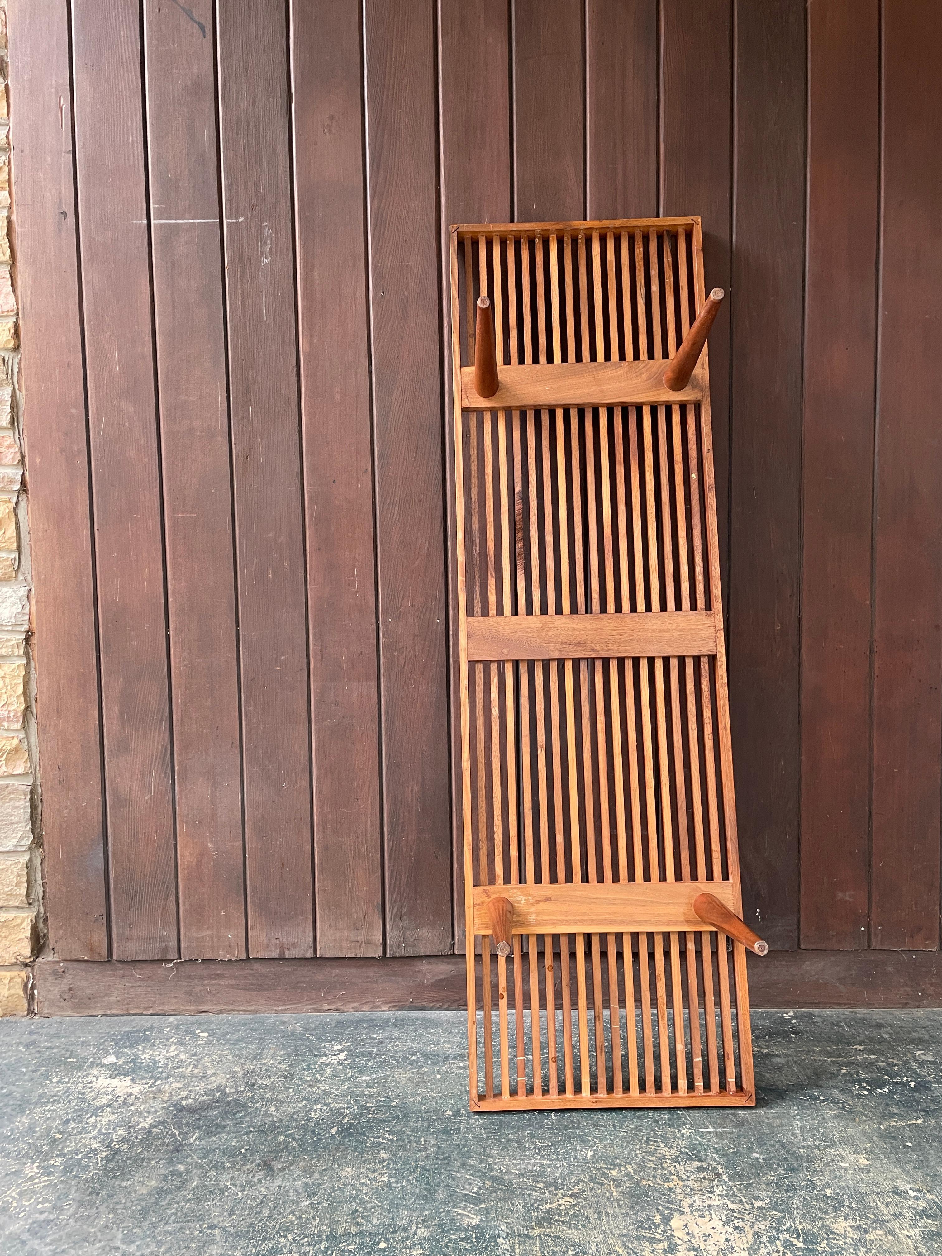 1950er Nussbaum-Lattenbank im Angebot 5