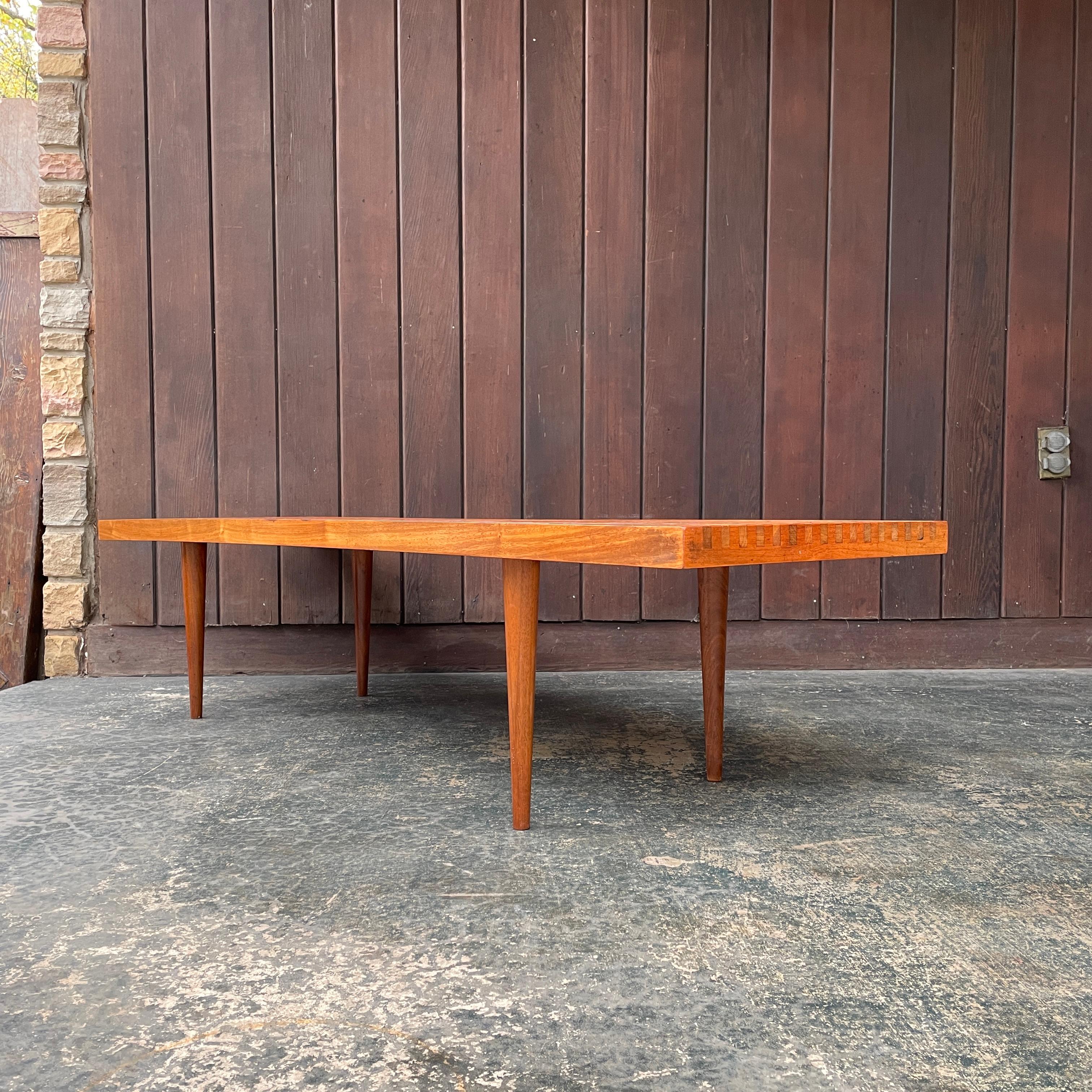 1950er Nussbaum-Lattenbank (amerikanisch) im Angebot