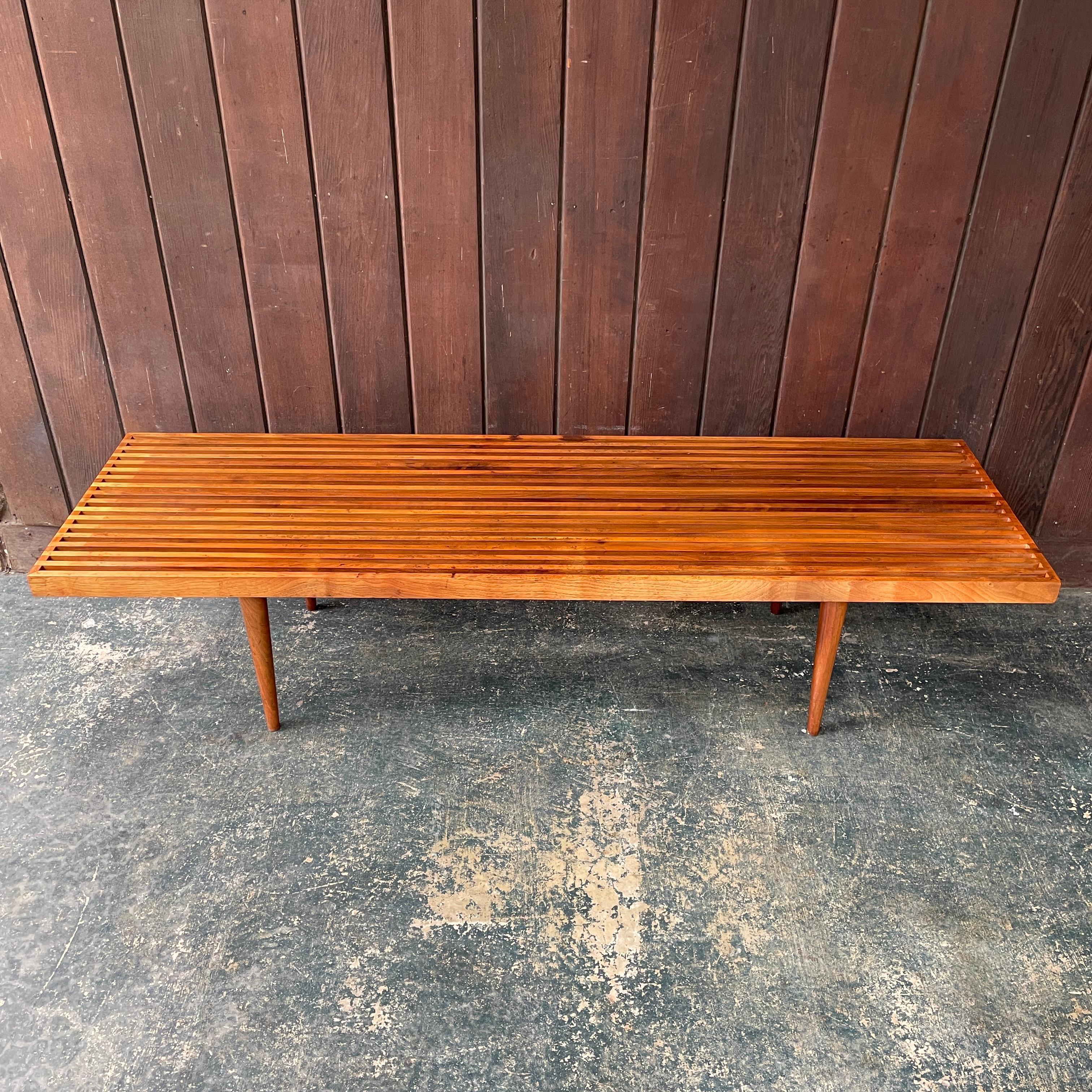 1950er Nussbaum-Lattenbank (Mitte des 20. Jahrhunderts) im Angebot