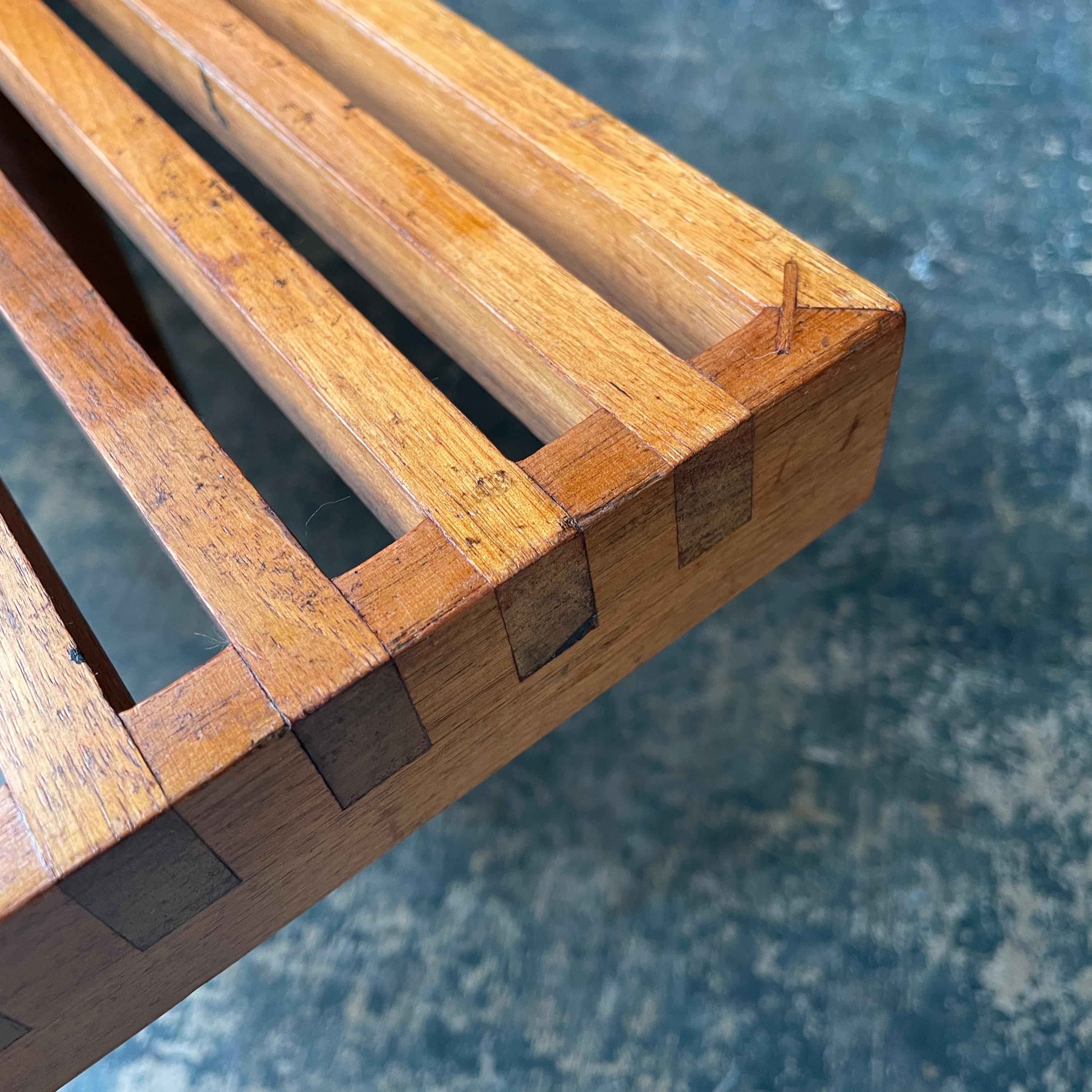 1950er Nussbaum-Lattenbank (Walnuss) im Angebot