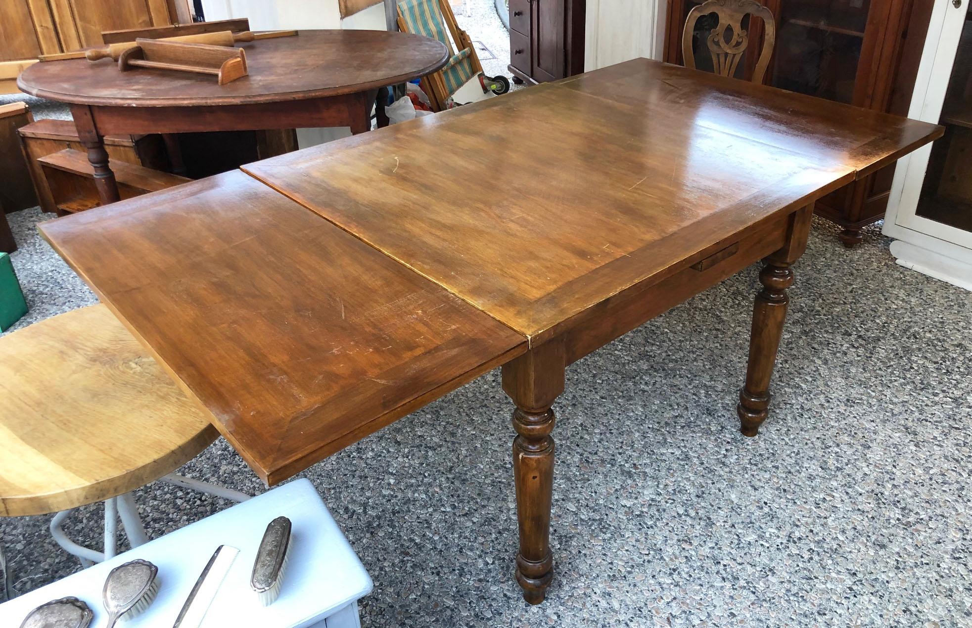 1950s Walnut table, original Italian, square, extendable, with turned leg.
The top is veneered, the legs are in solid walnut.
Original paint
The size are:
closed 109 x 109 x 82 H
open 205 x 109 x 82 H.
Comes from an old country house in the