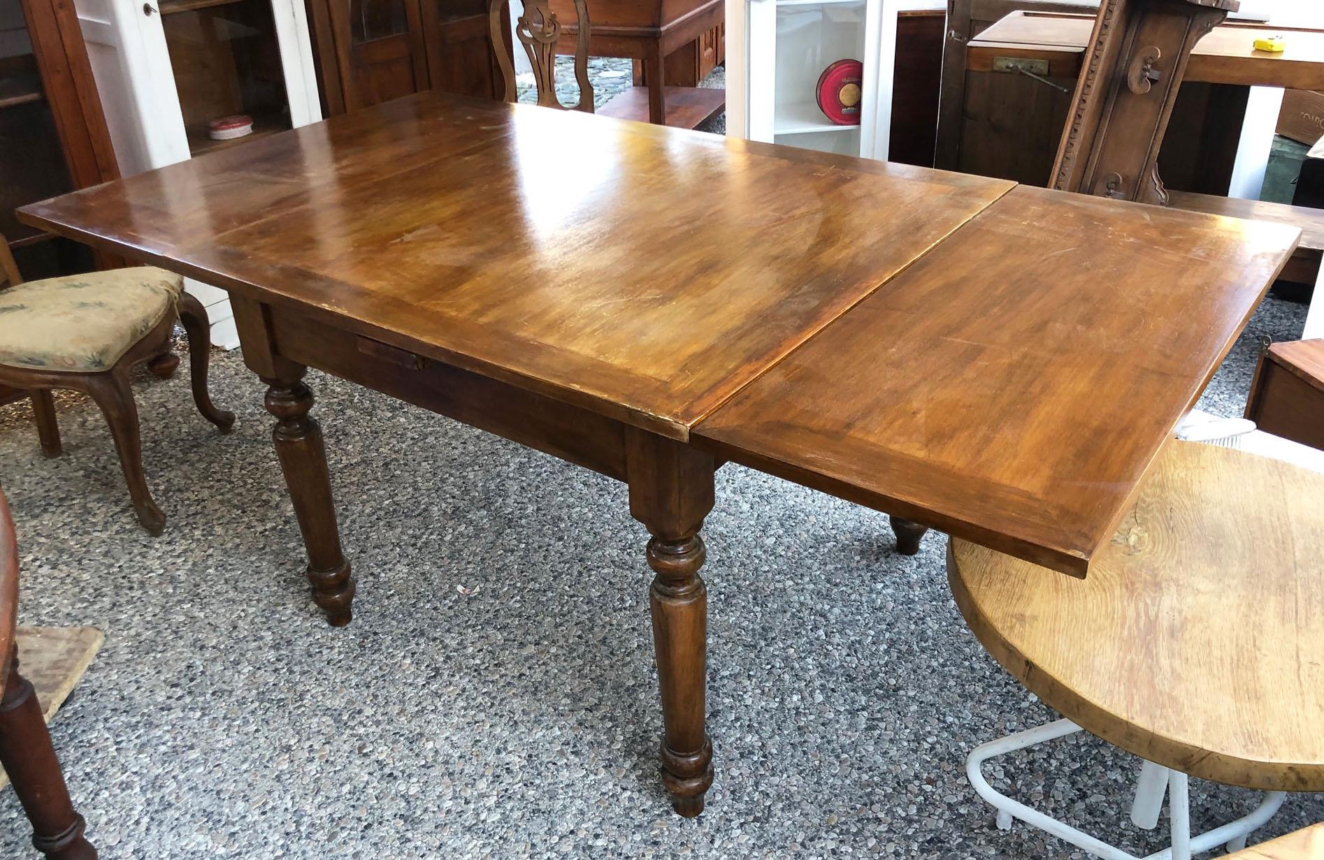 Country Table en noyer des années 1950, italienne d'origine, carrée, extensible, avec pieds tournés en vente