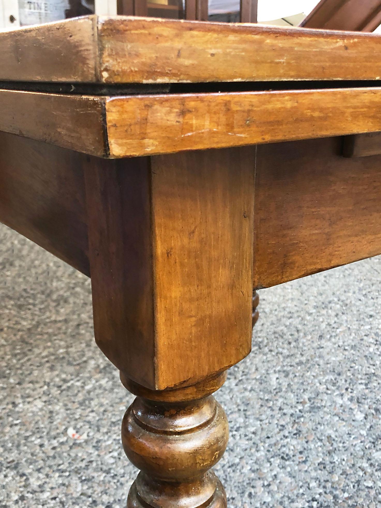 Milieu du XXe siècle Table en noyer des années 1950, italienne d'origine, carrée, extensible, avec pieds tournés en vente