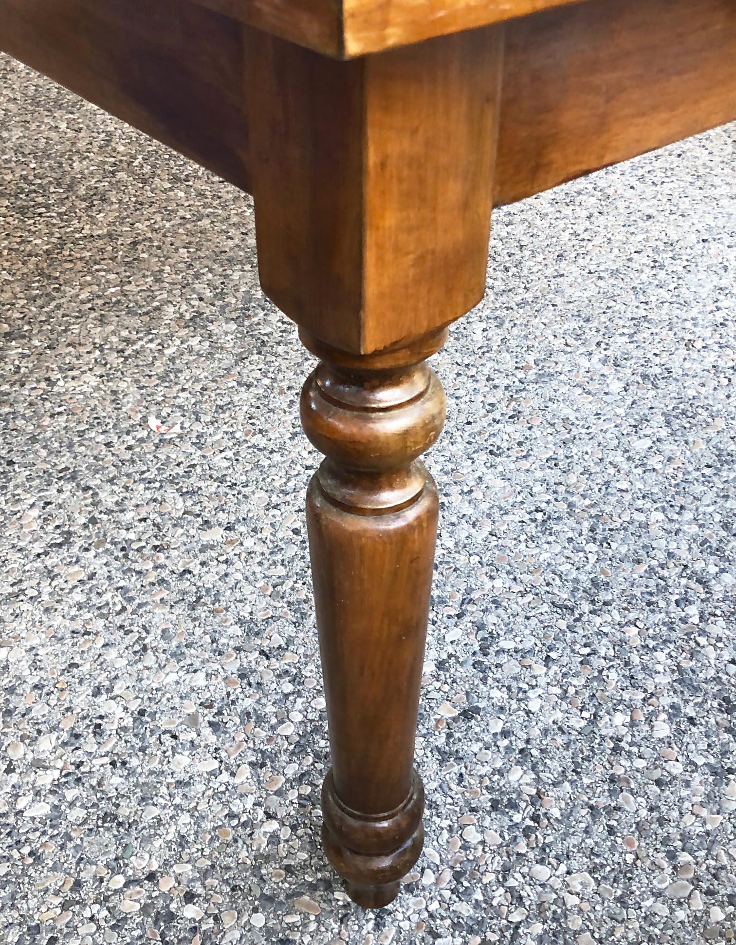 1950s Walnut Table, Original Italian, Square, Extendable, with Turned Leg In Good Condition For Sale In Buggiano, IT